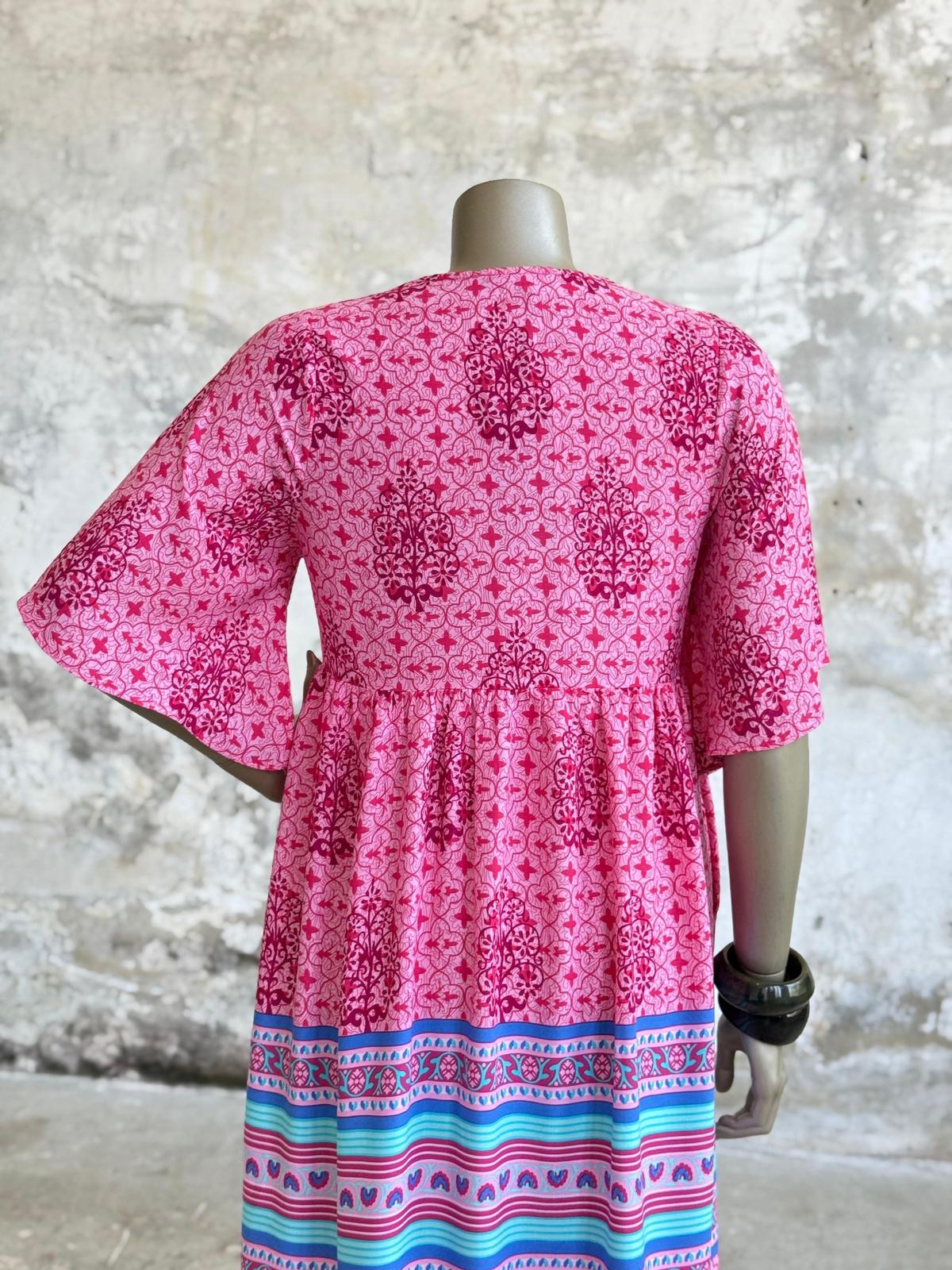 V Yaka Etnik Desenli Basic Elbise (Pembe)