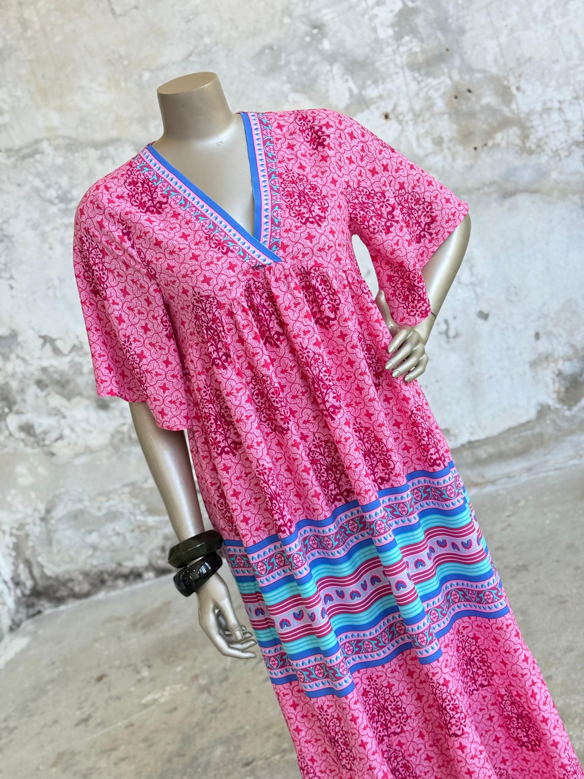 V Yaka Etnik Desenli Basic Elbise (Pembe)
