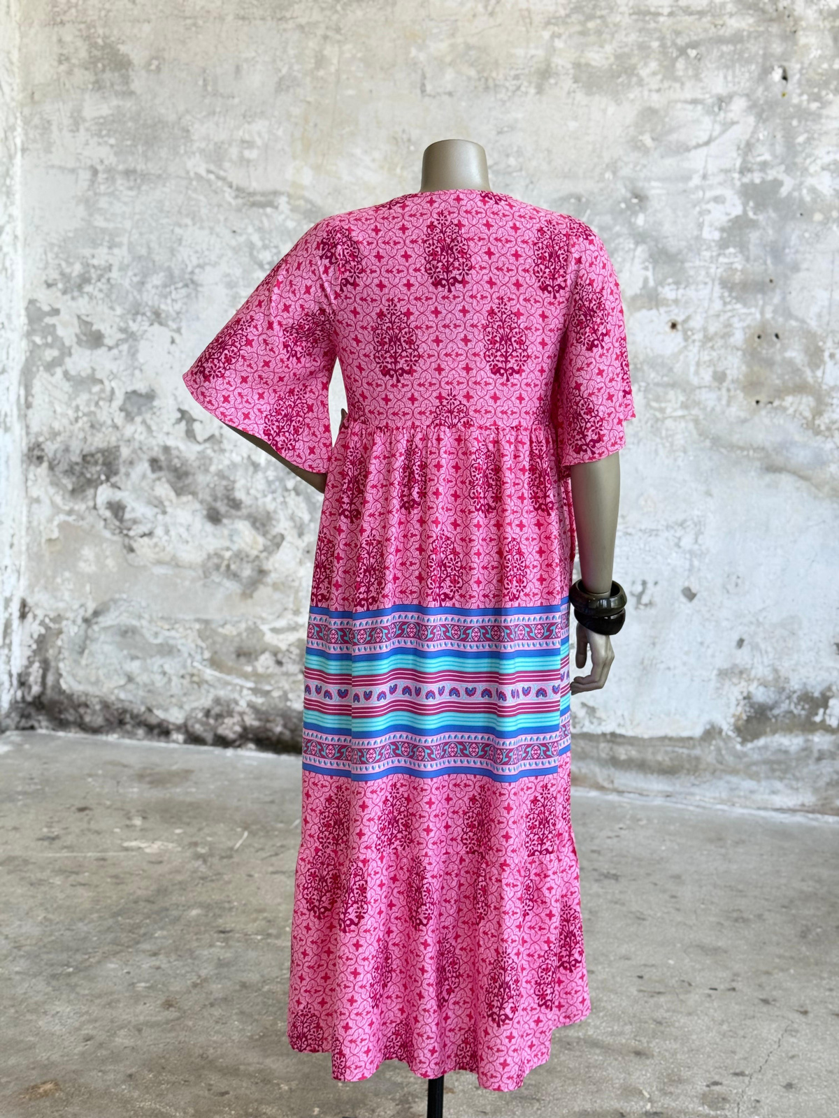 V Yaka Etnik Desenli Basic Elbise (Pembe)