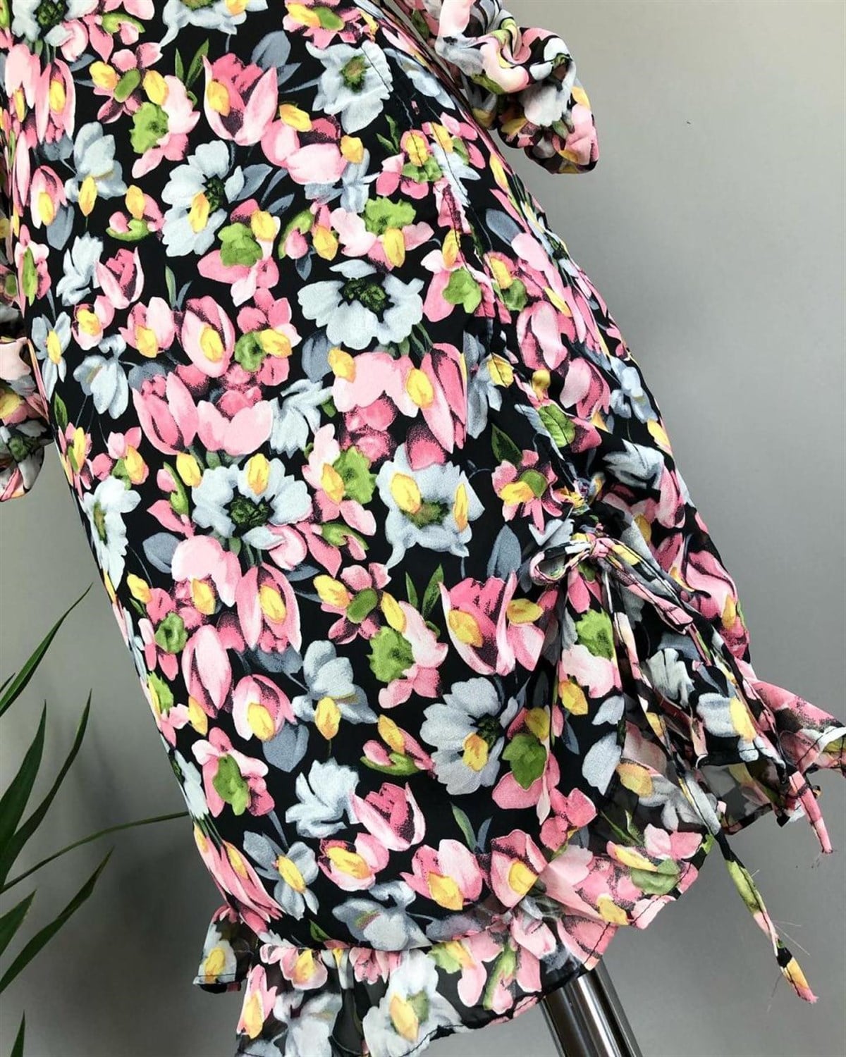 v yaka fırfır detaylı elbise (pembe)