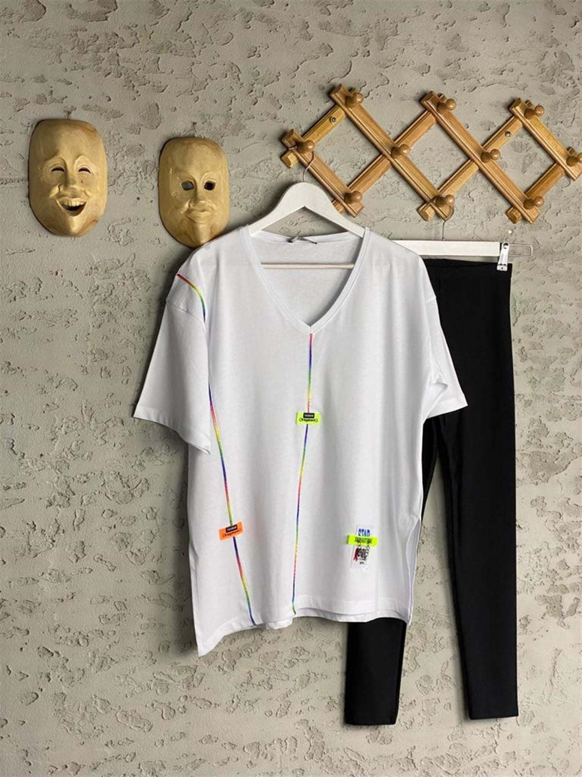 V Yaka Tasarım Etiketli Tshirt (Beyaz/Siyah)