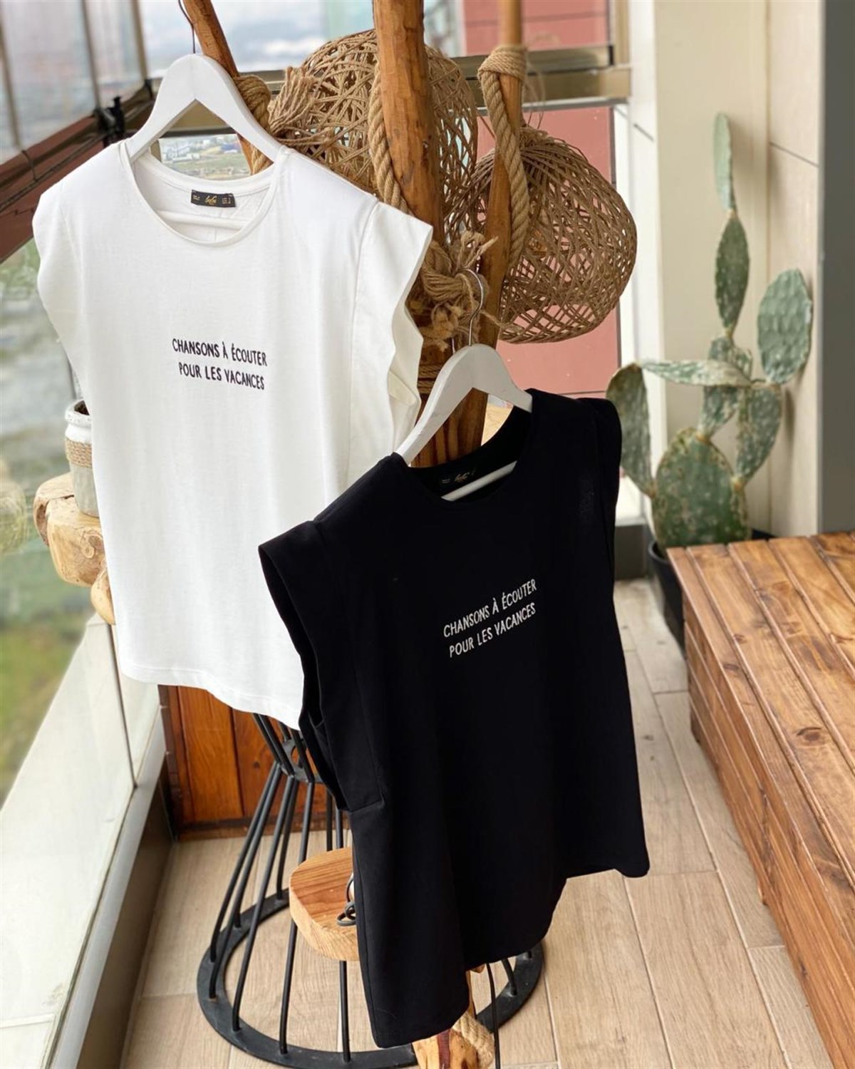 Vatkalı Önü Nakışlı Tshirt  (Siyah)