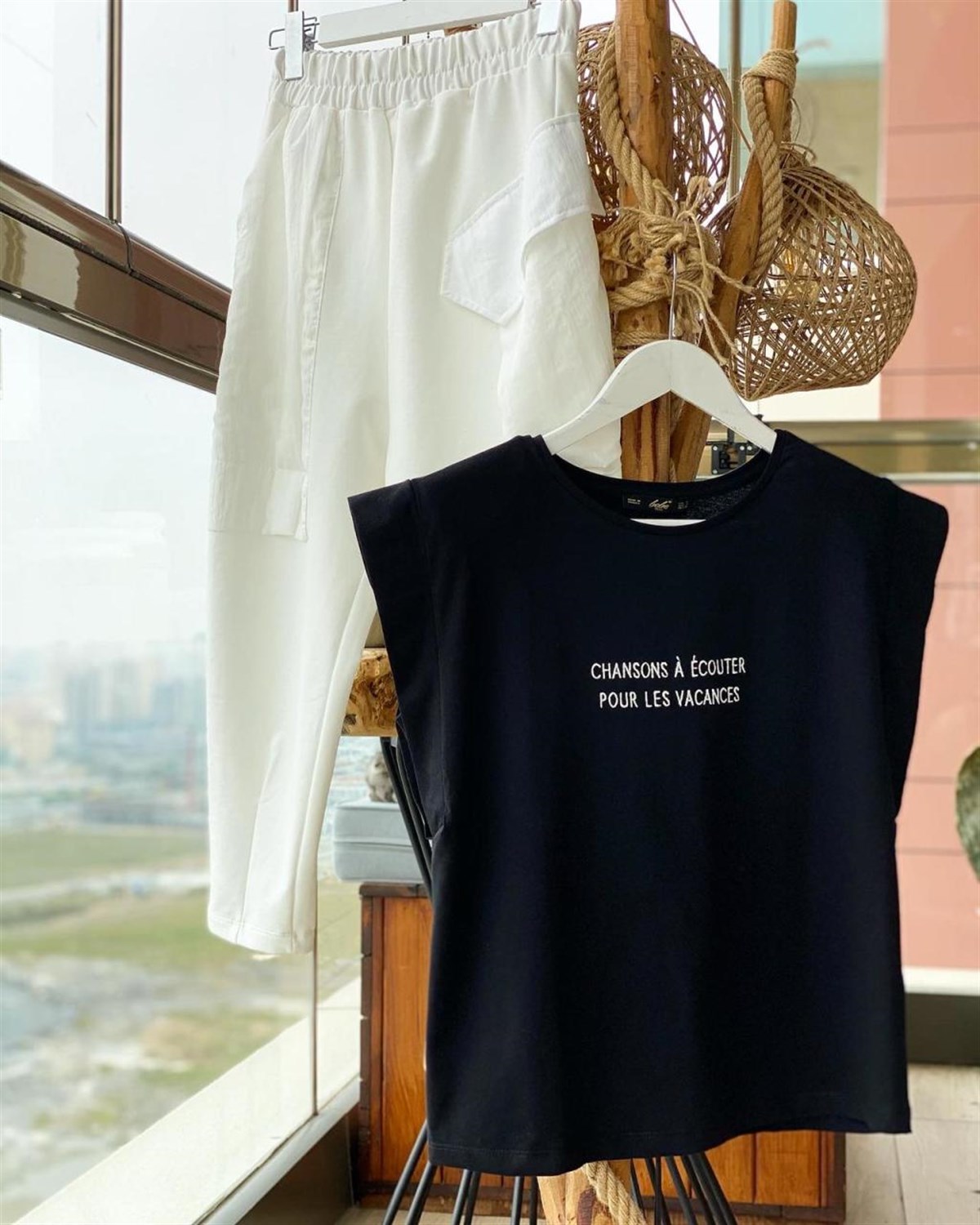 Vatkalı Önü Nakışlı Tshirt  (Siyah)