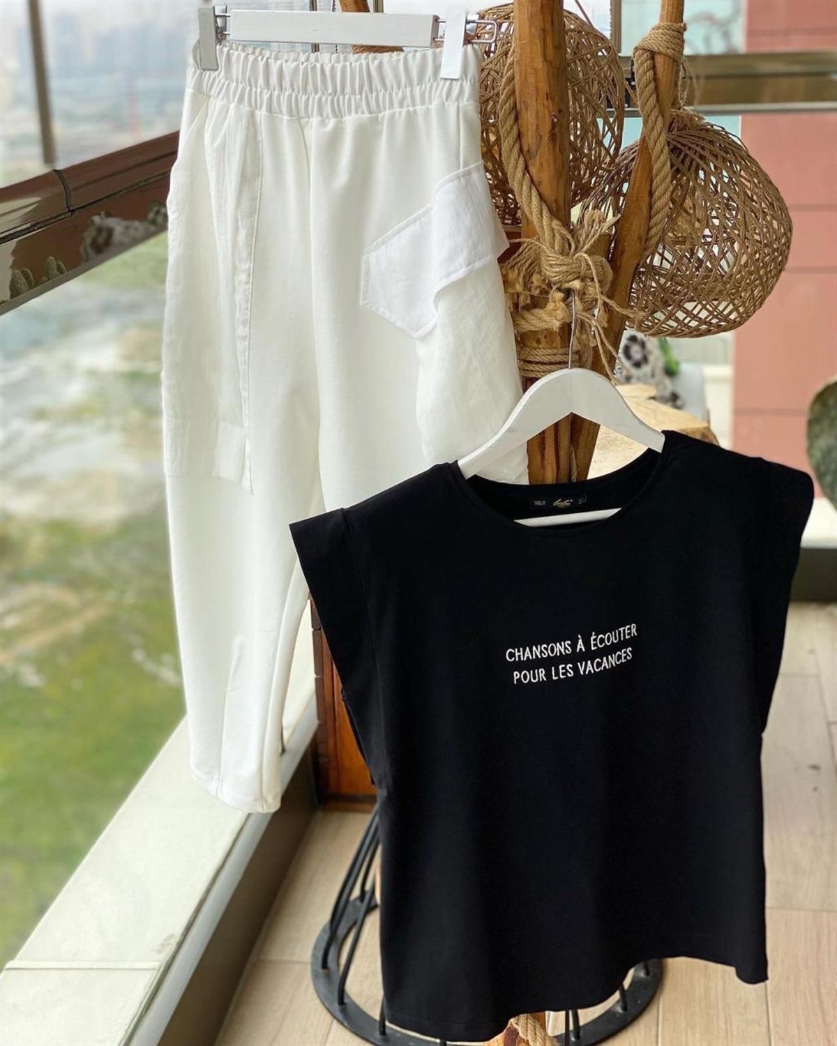 Vatkalı Önü Nakışlı Tshirt  (Siyah)