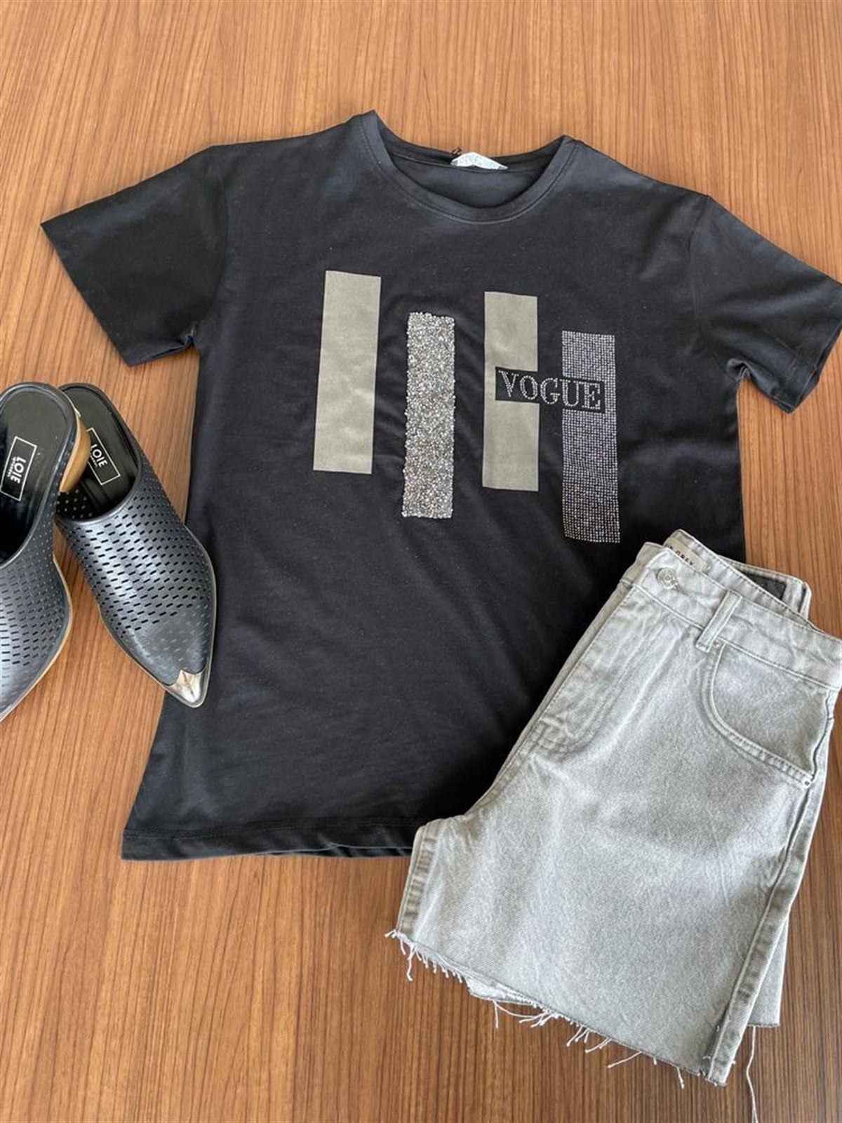Vogue Yazı Detaylı Taş İşlemeli Tshirt (Siyah)