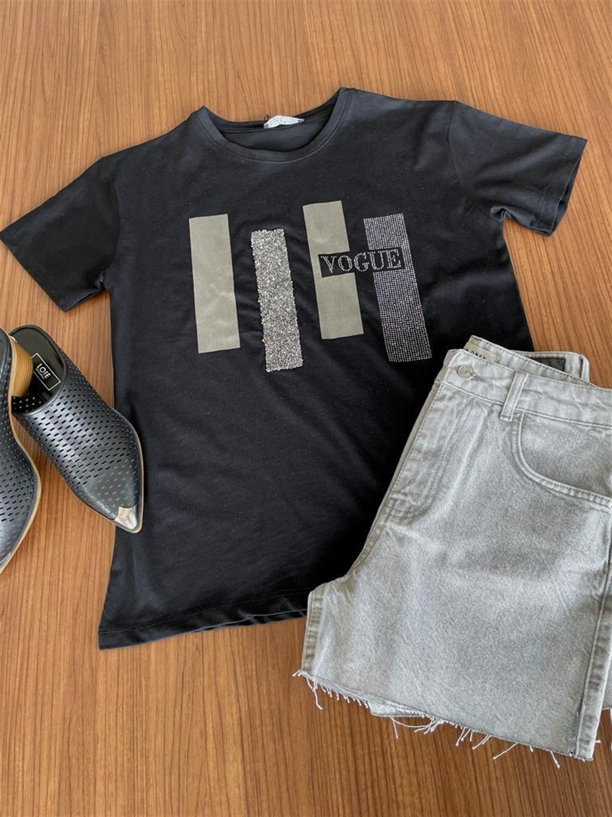 Vogue Yazı Detaylı Taş İşlemeli Tshirt (Siyah)