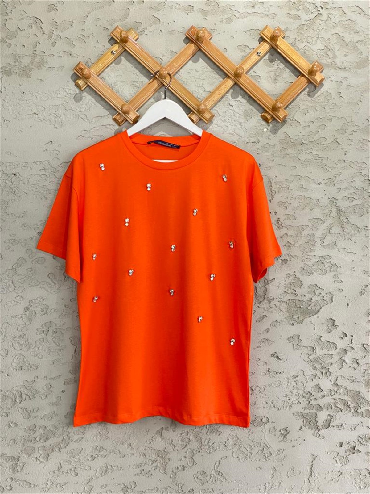 YAKASI TAŞ İŞLEMELİ TSHİRT (ORANJ)