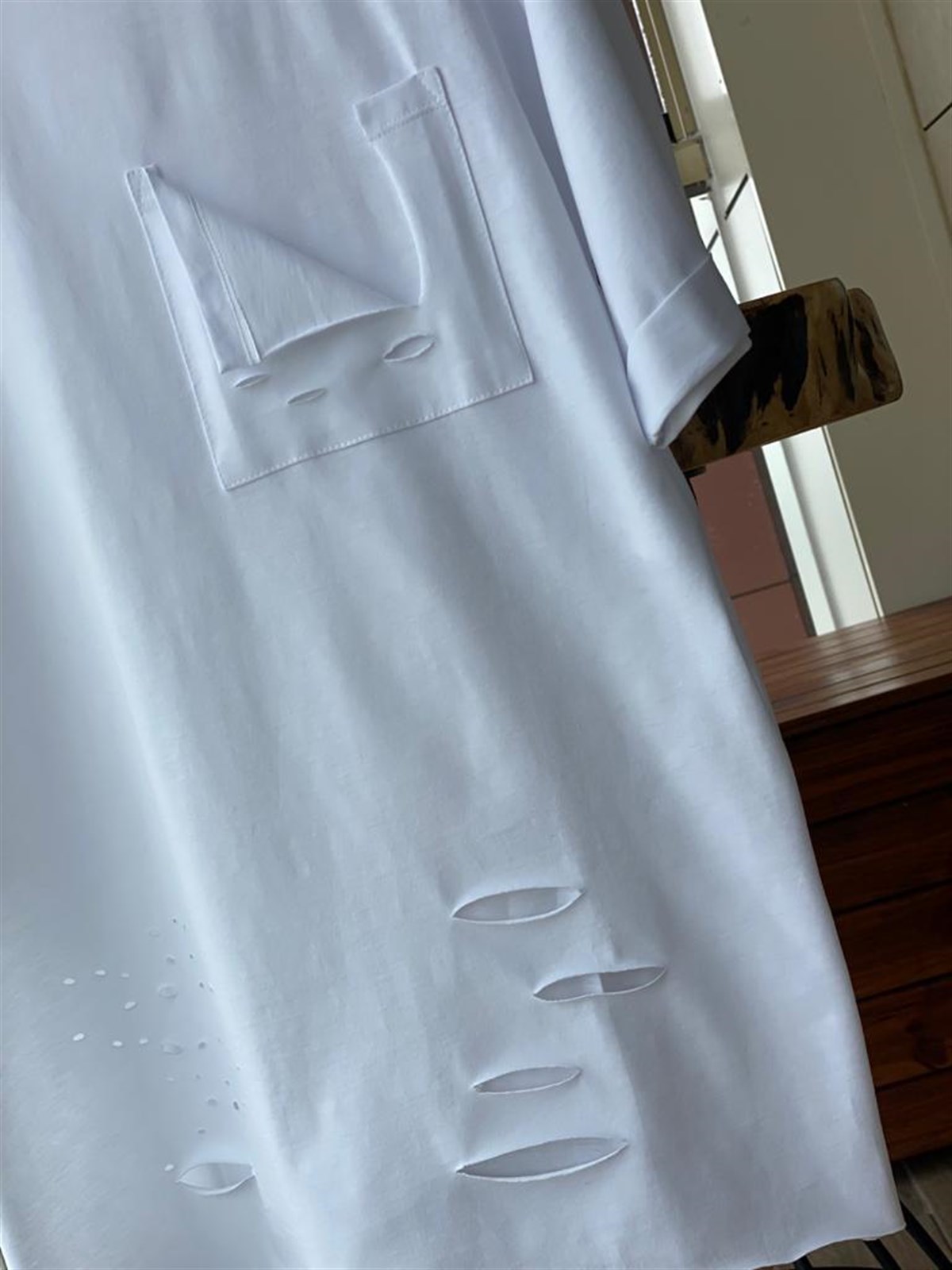 Yakası Yırtık Cep Detaylı Tshirt (BEYAZ)
