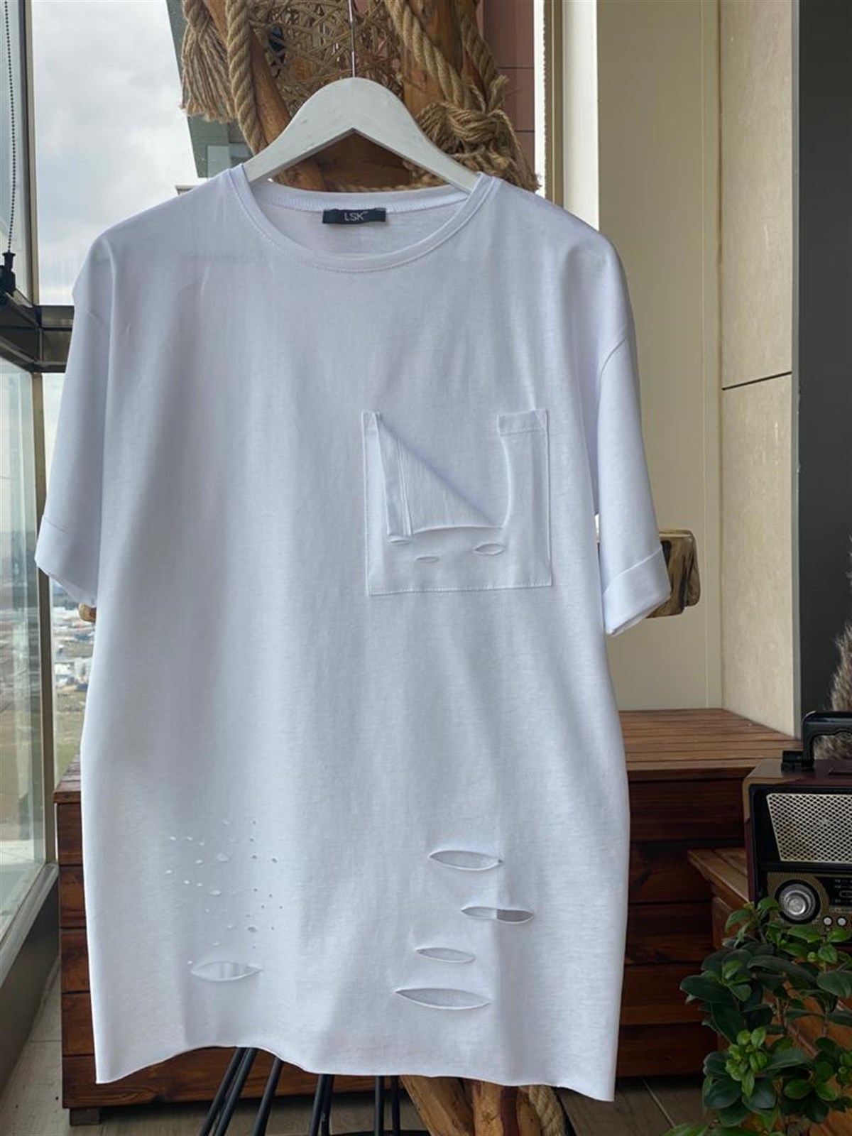 Yakası Yırtık Cep Detaylı Tshirt (BEYAZ)