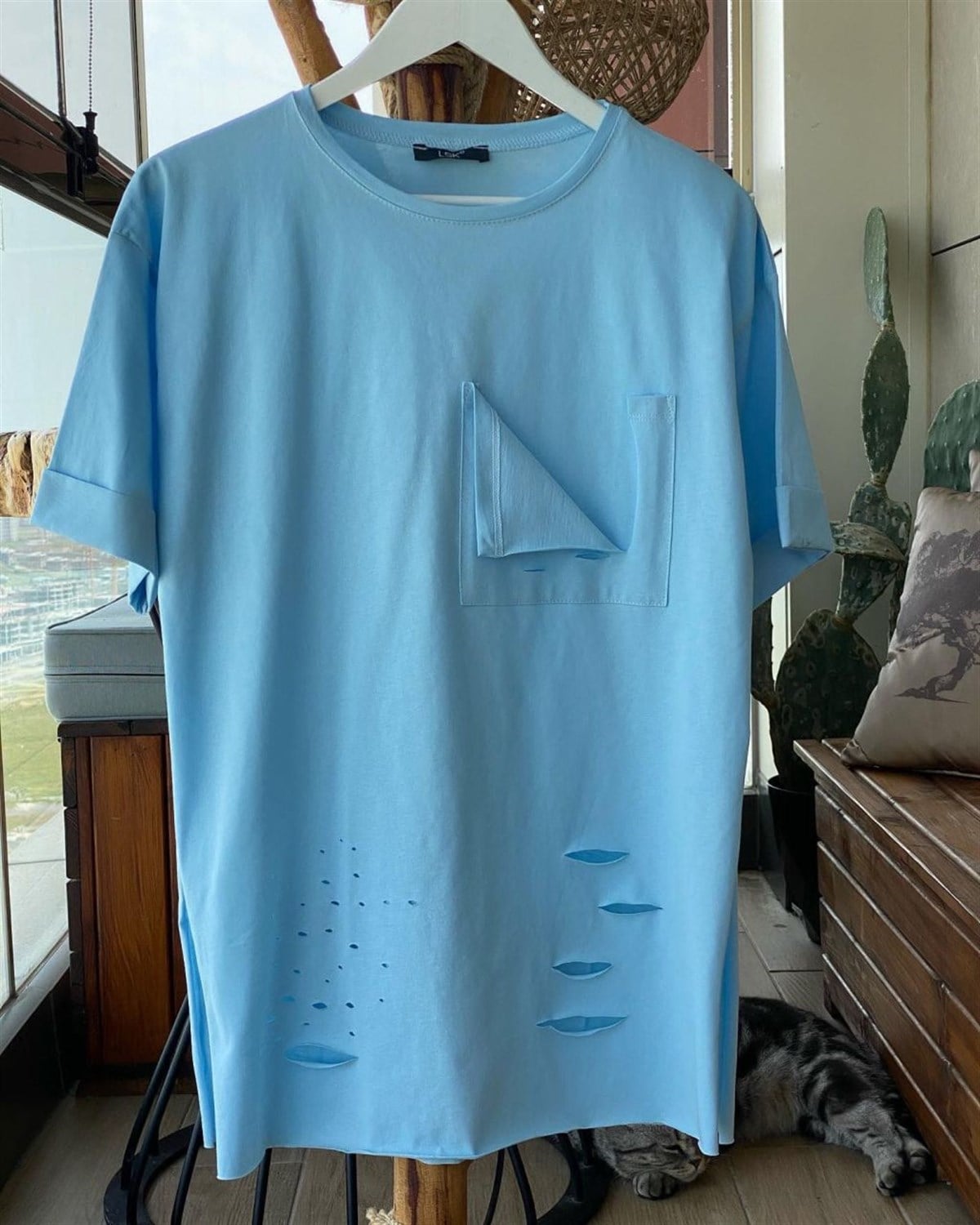 Yakası Yırtık Cep Detaylı Tshirt (Mavi)