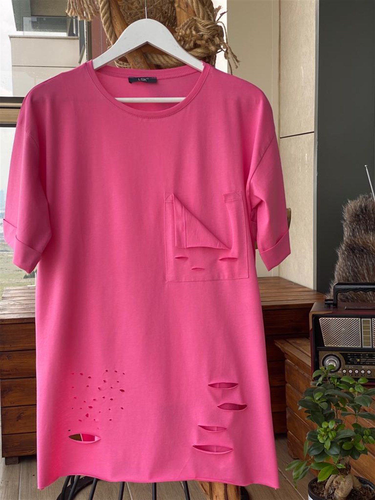 Yakası Yırtık Cep Detaylı Tshirt (PEMBE)