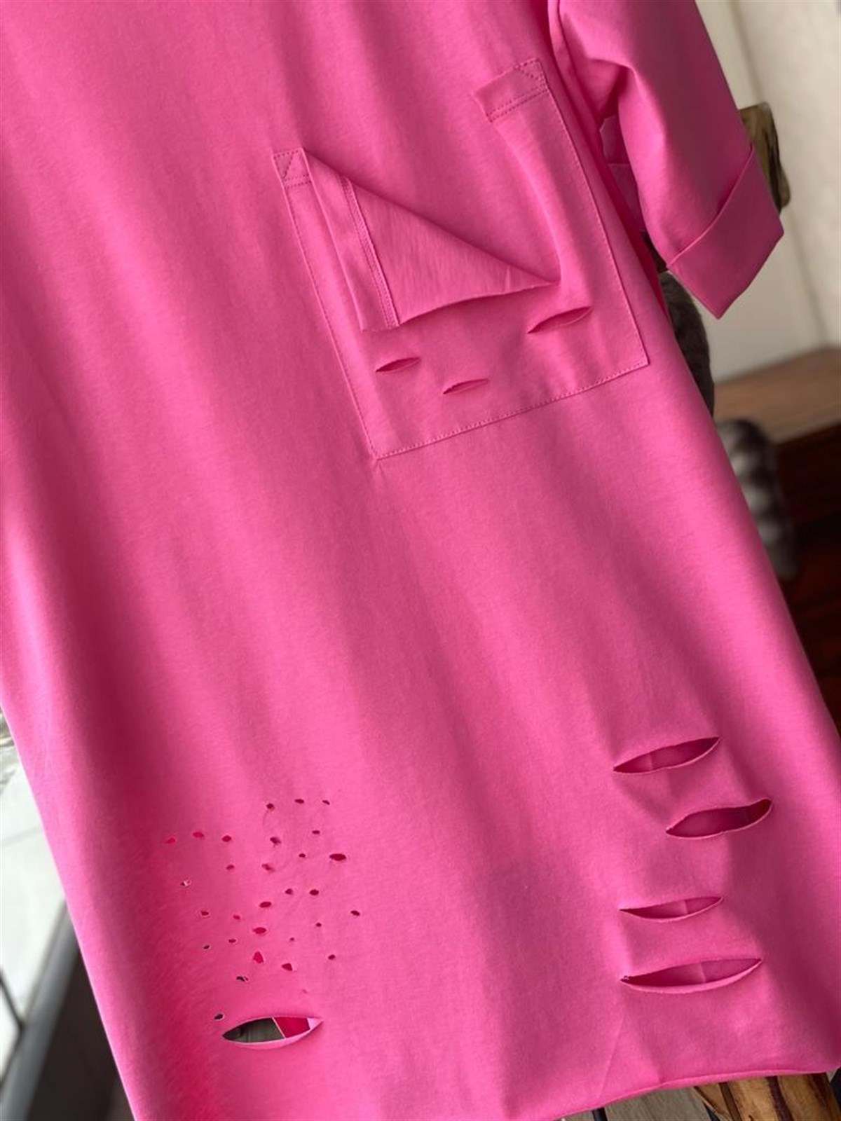 Yakası Yırtık Cep Detaylı Tshirt (PEMBE)