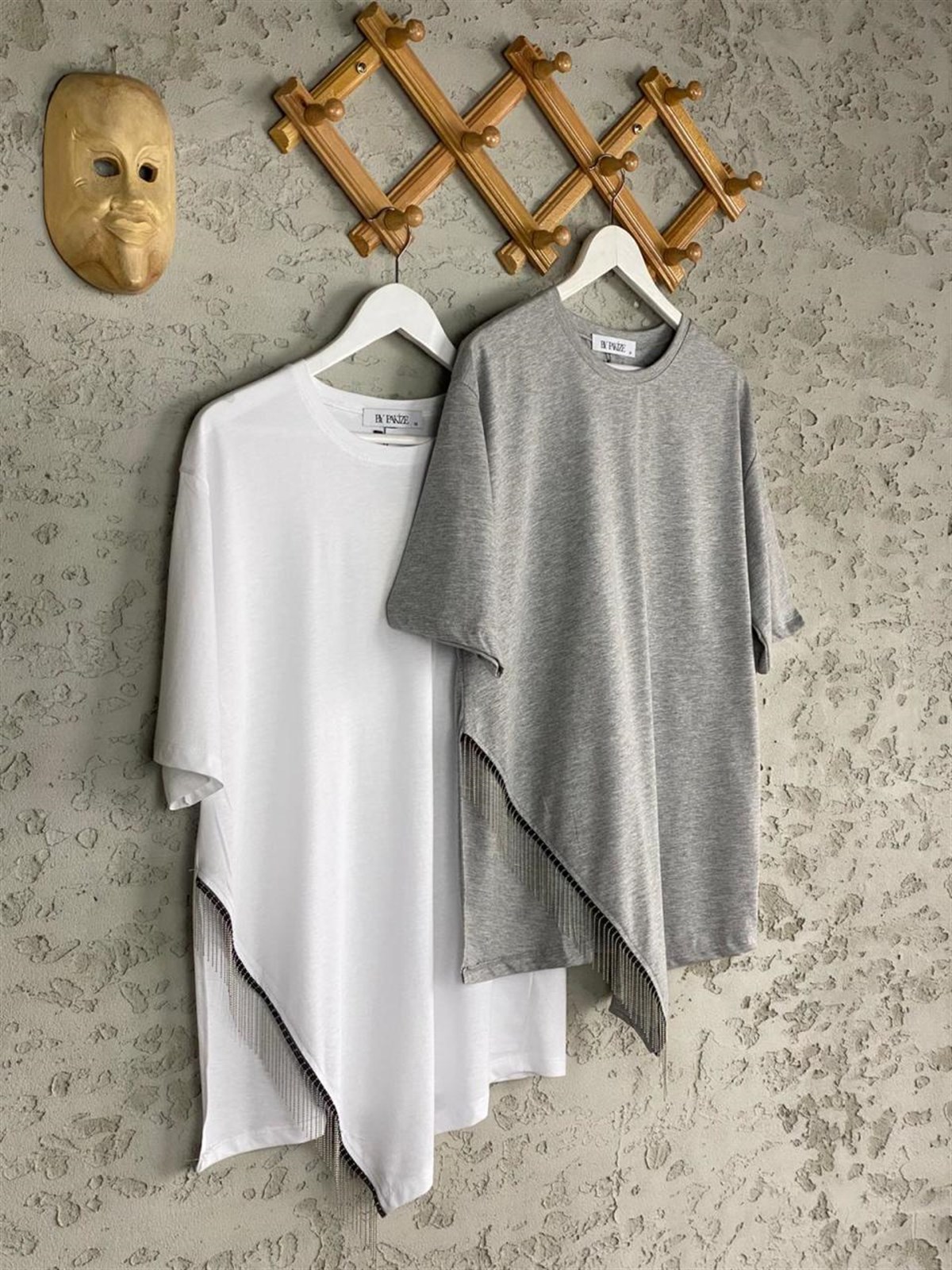 Yanı Yırtmaçlı Zincir Detaylı Tshirt (Beyaz/Gri)