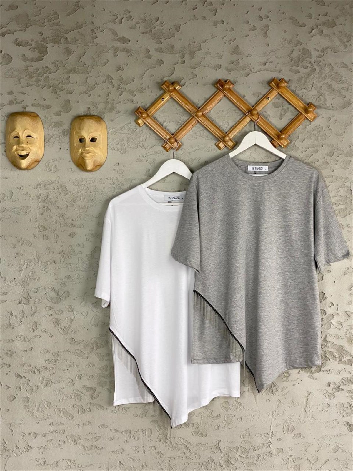 Yanı Yırtmaçlı Zincir Detaylı Tshirt (Beyaz/Gri)