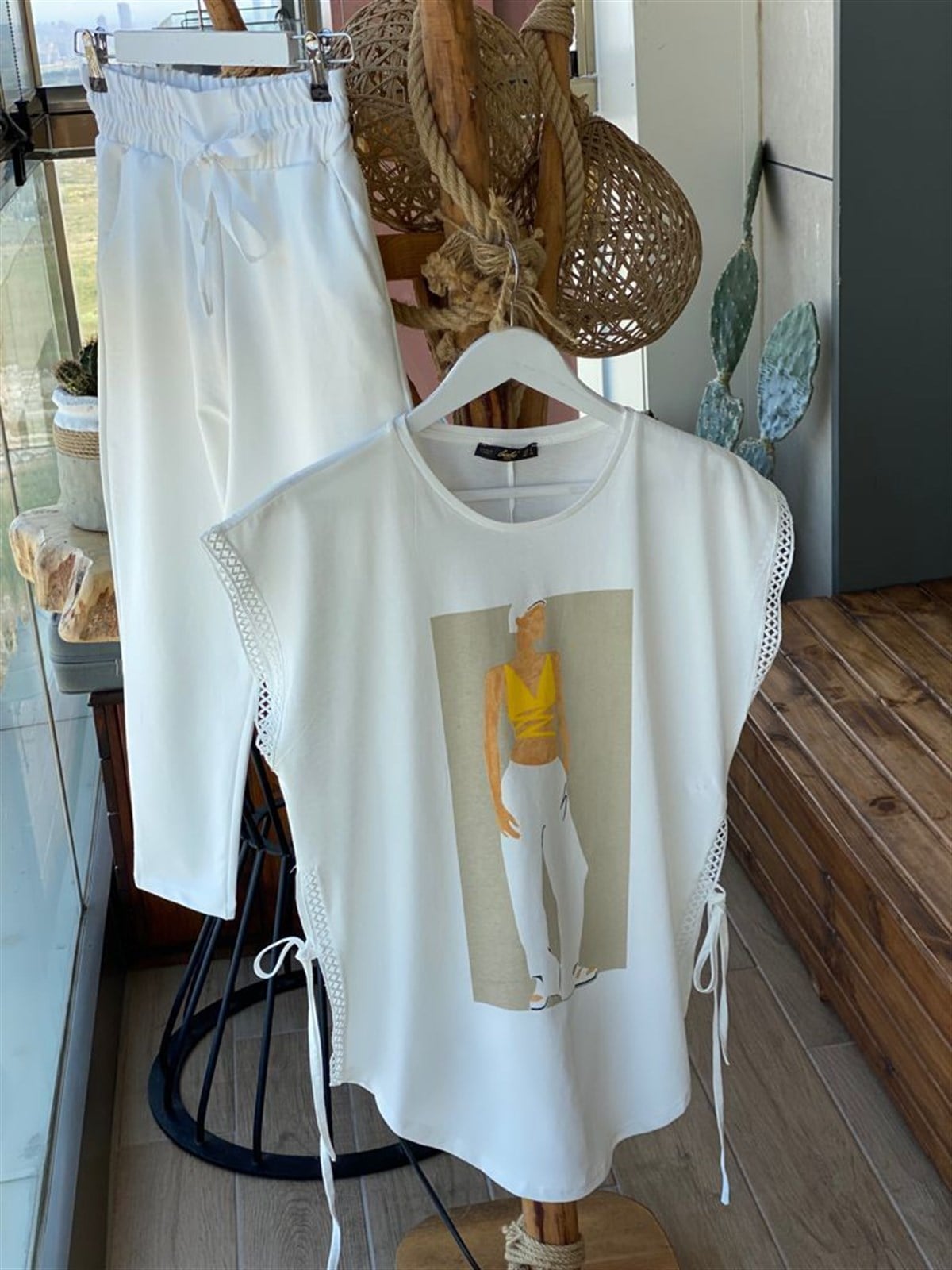 Yanları Bağlama Detaylı Baskılı T-shirt