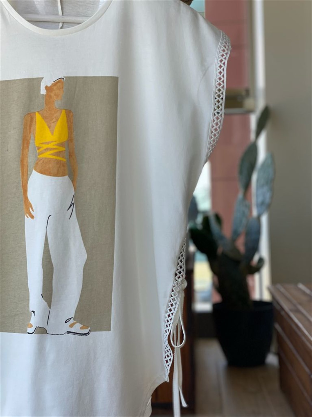 Yanları Bağlama Detaylı Baskılı T-shirt