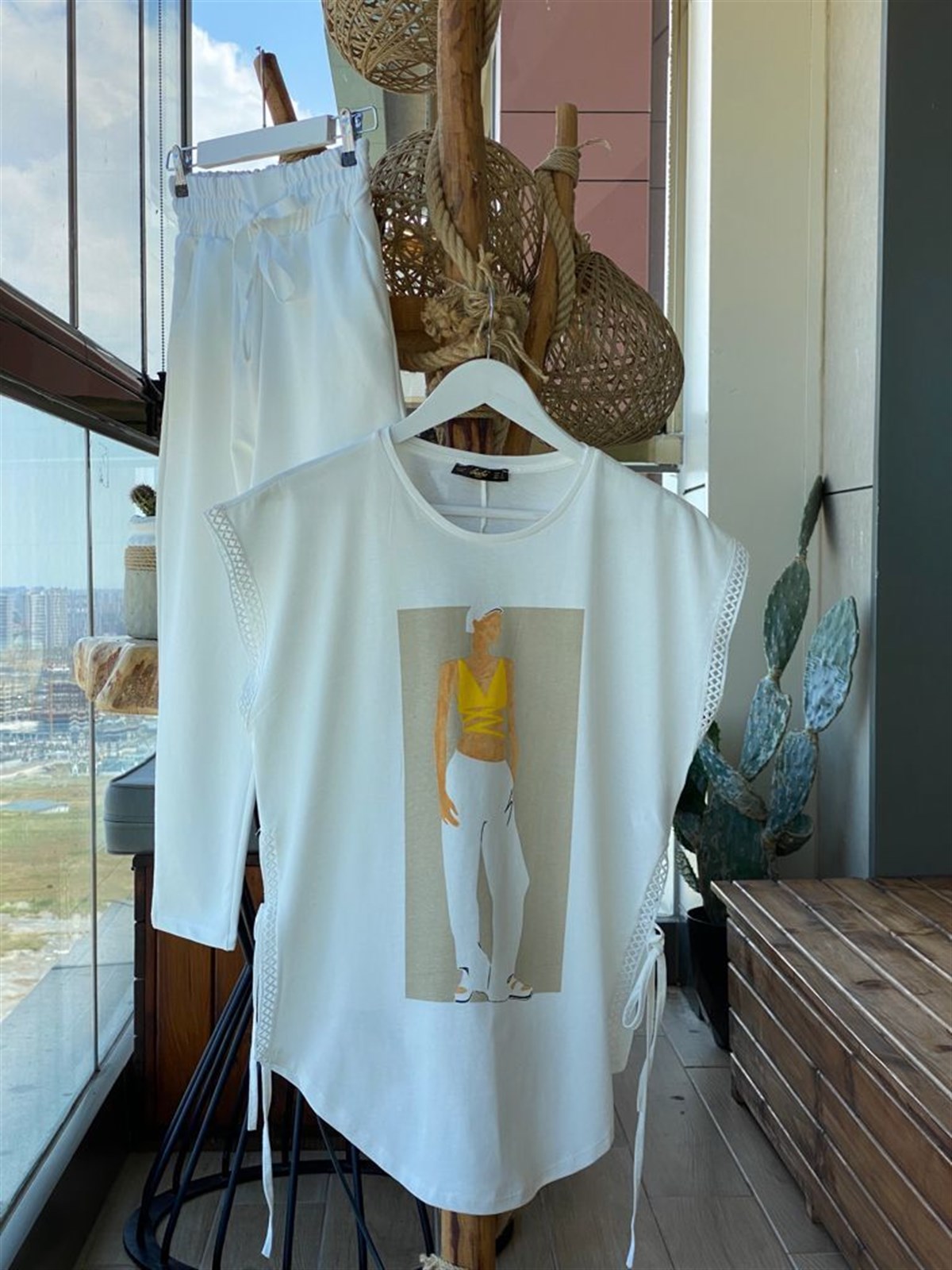 Yanları Bağlama Detaylı Baskılı T-shirt