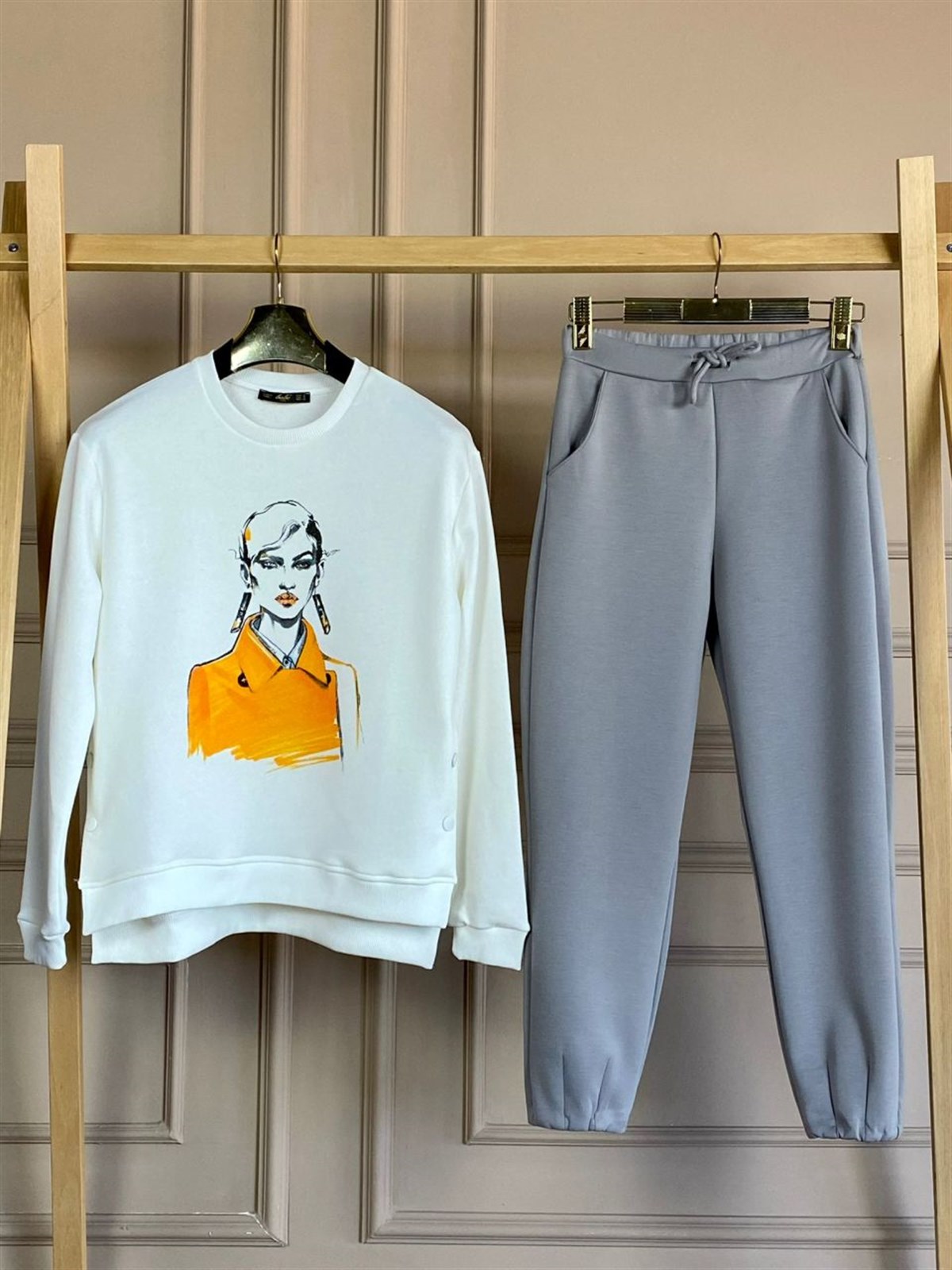 Yanları Düğmeli Kadın Figürlü Sweat (Turuncu)