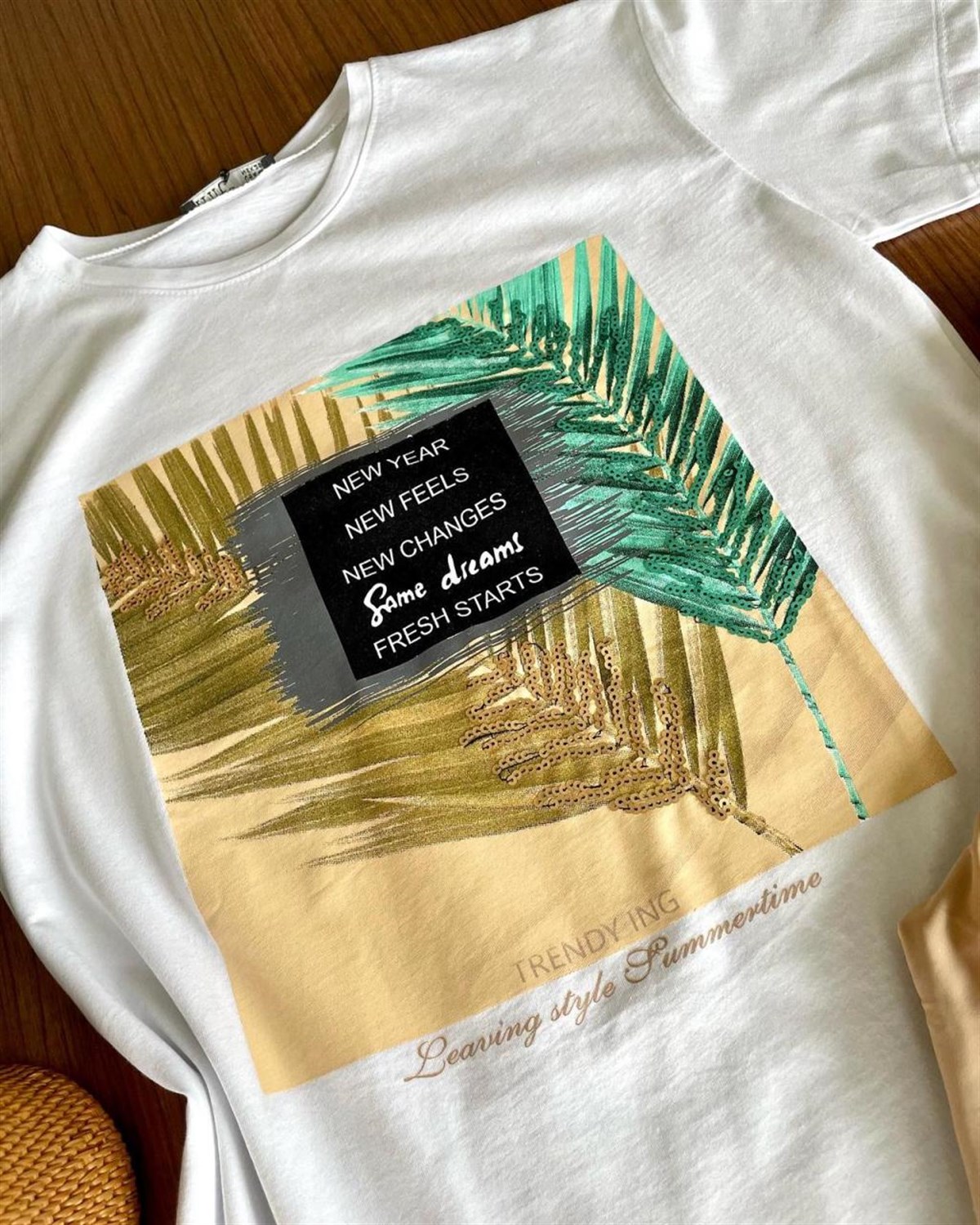 Yaprak Desenli Pul Payet İşlemeli Tshirt (Beyaz)