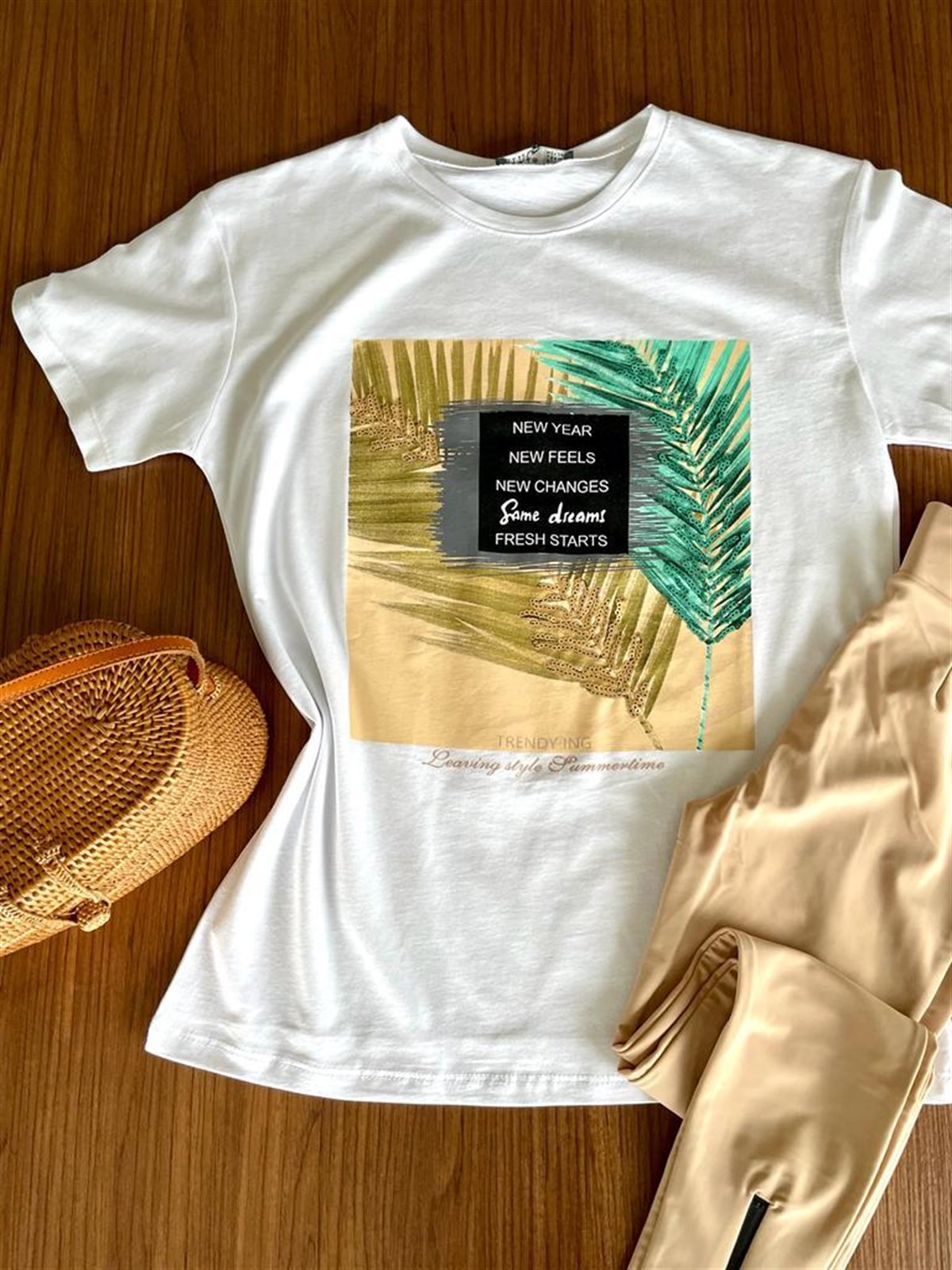Yaprak Desenli Pul Payet İşlemeli Tshirt (Beyaz)