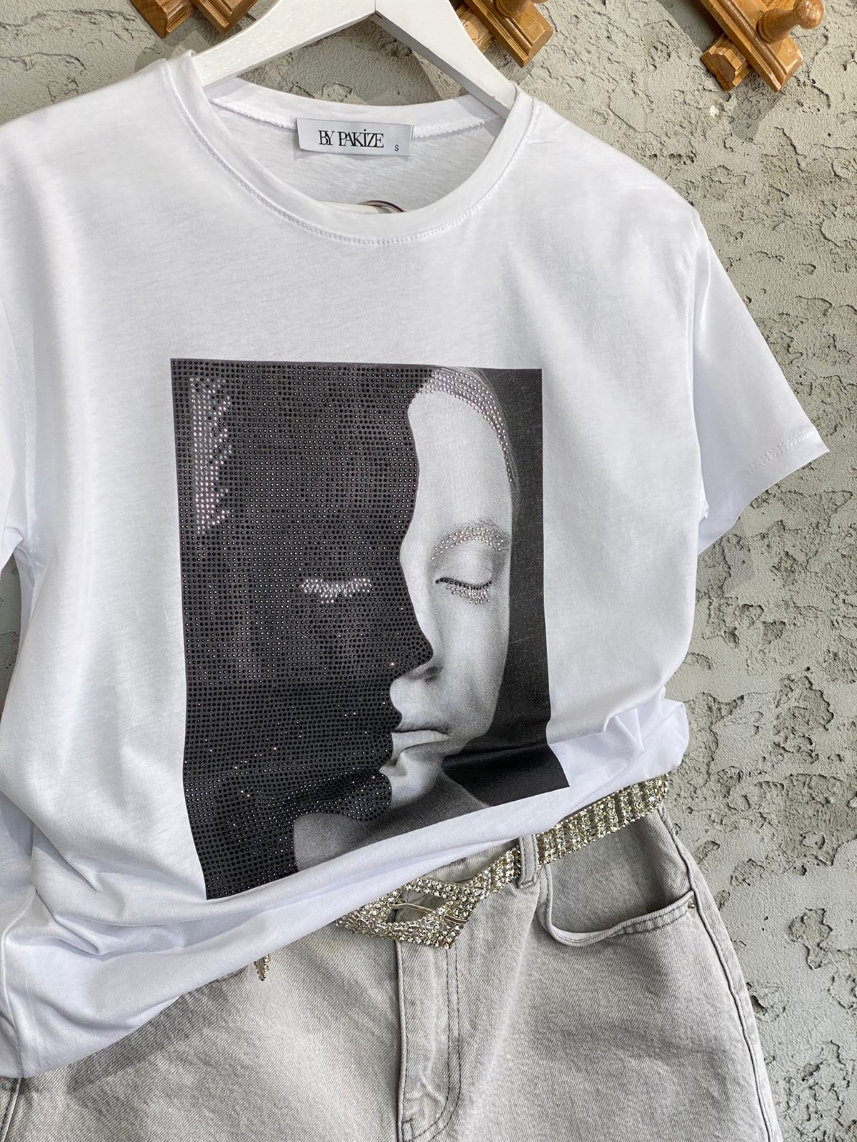 Yarım Yüz Taş İşlemeli Tshirt (Beyaz/Siyah)