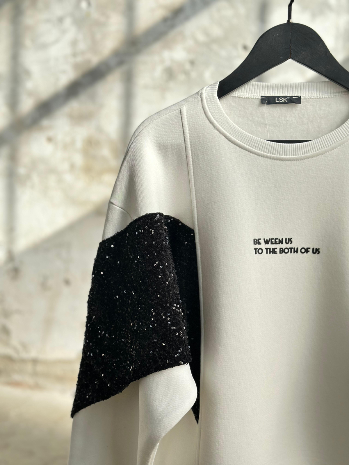 Yazı Baskılı Peluş Üzerine Pul Payet İşçilikli Sweat (Beyaz)