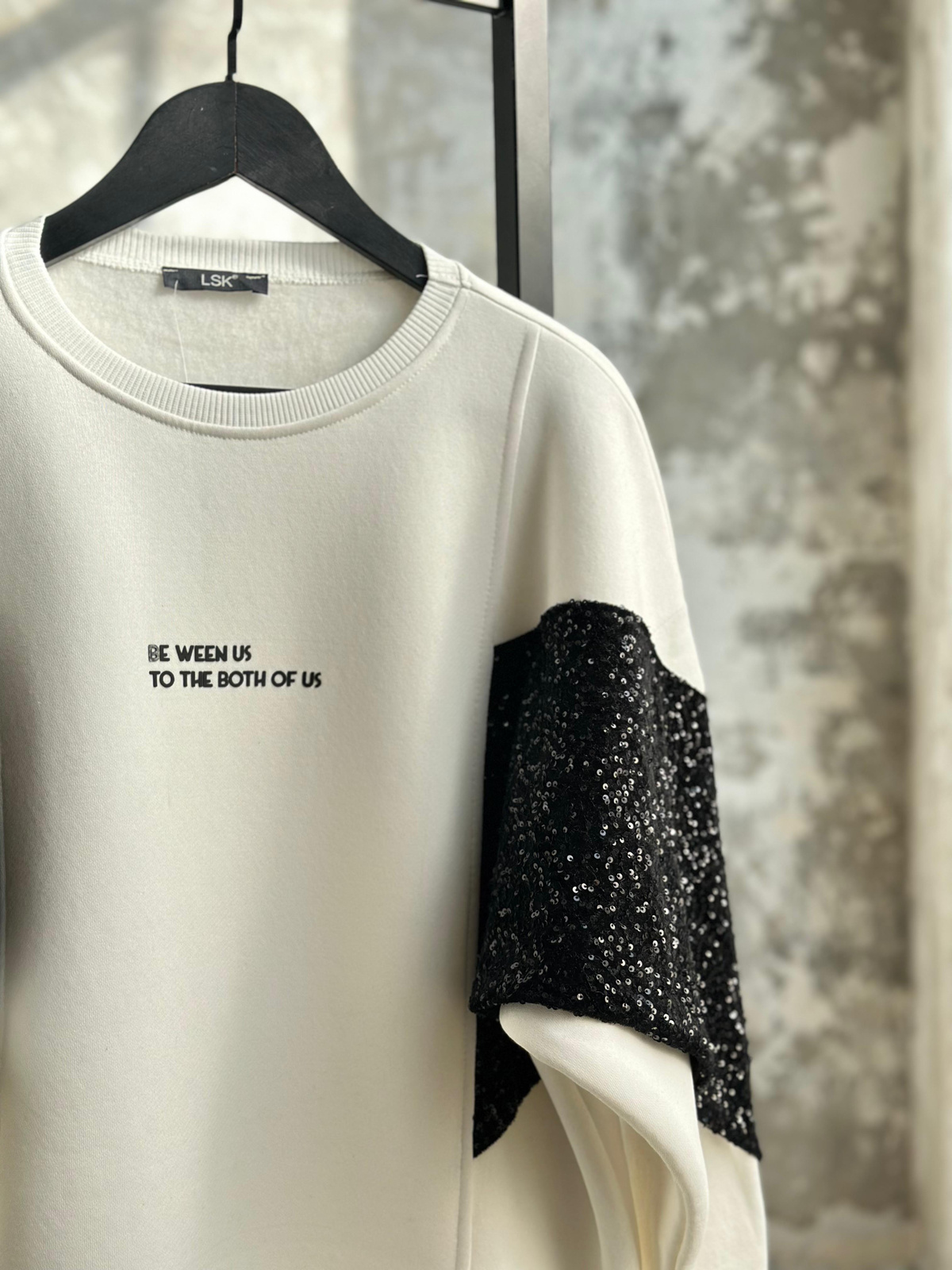 Yazı Baskılı Peluş Üzerine Pul Payet İşçilikli Sweat (Beyaz)