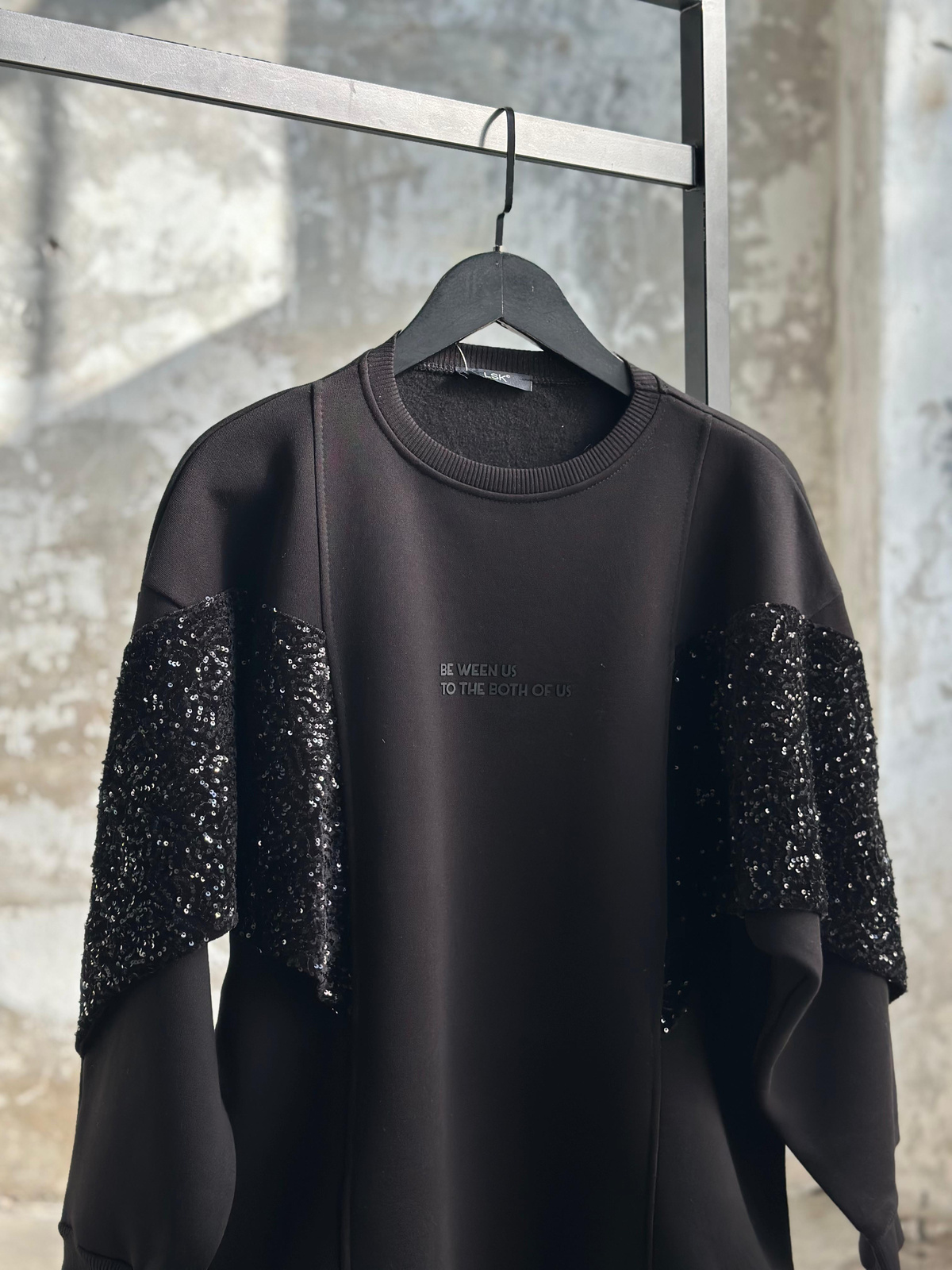 Yazı Baskılı Pul Payet İşçilikli Sweat (Siyah)