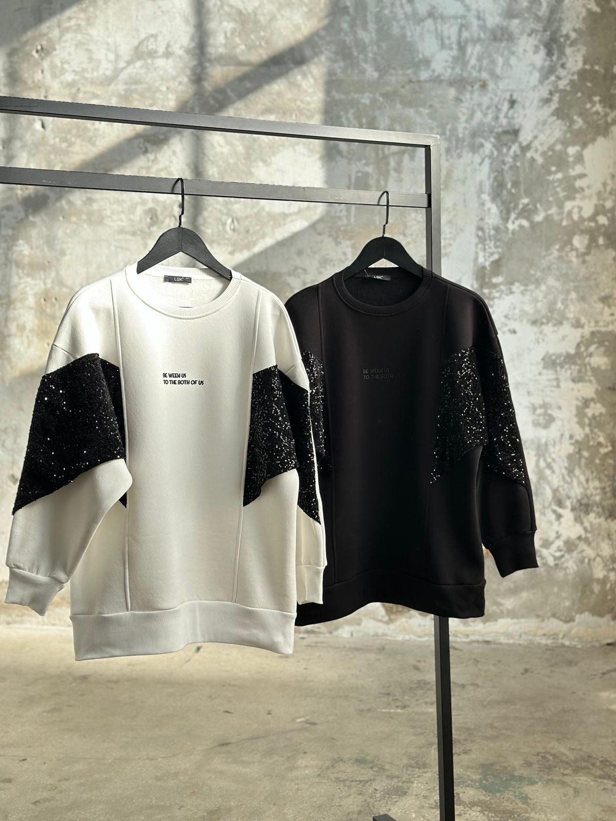 Yazı Baskılı Pul Payet İşçilikli Sweat (Siyah)