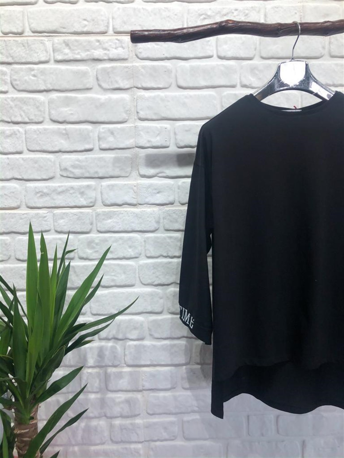 Yırtmaçlı Kolu Baskı Detaylı Tshirt (SİYAH)