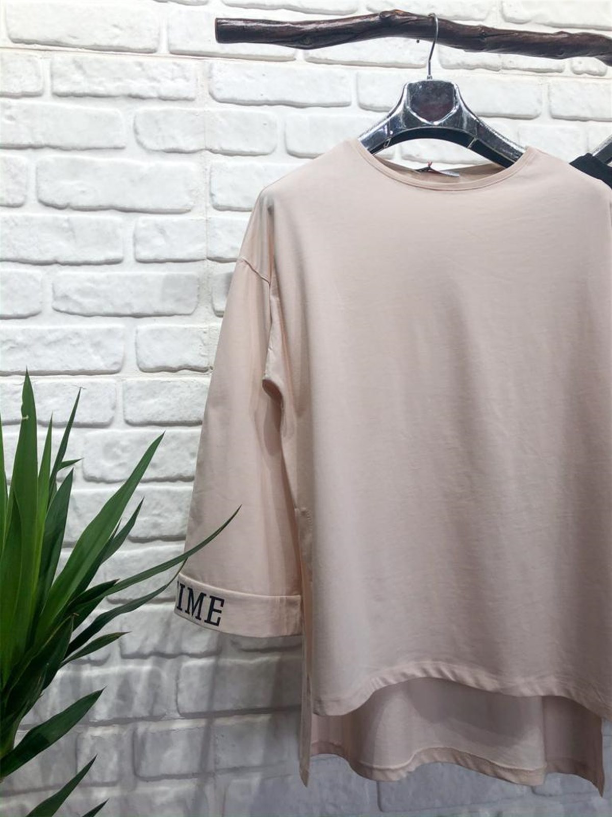 Yırtmaçlı Kolu Baskı Detaylı Tshirt (TAŞ RENGİ)