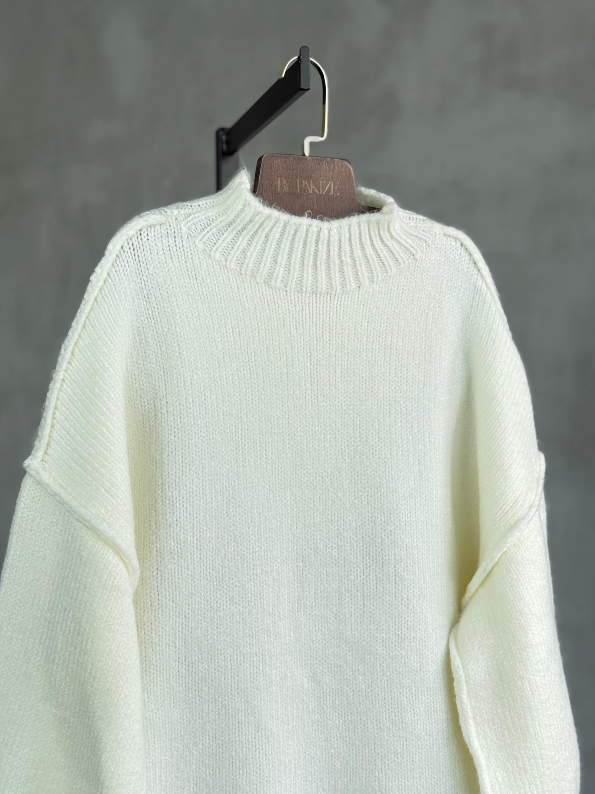 Yumoş Dış Dikişli Oversize Kazak (Beyaz)