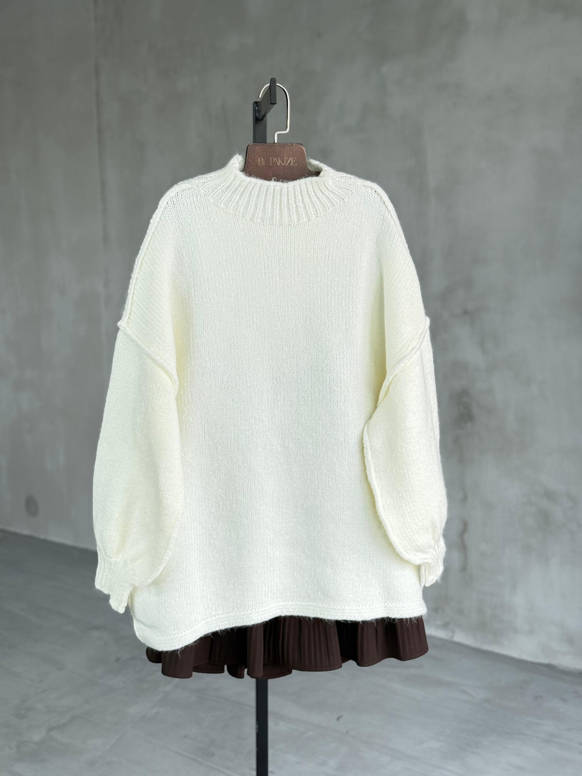 Yumoş Dış Dikişli Oversize Kazak (Beyaz)