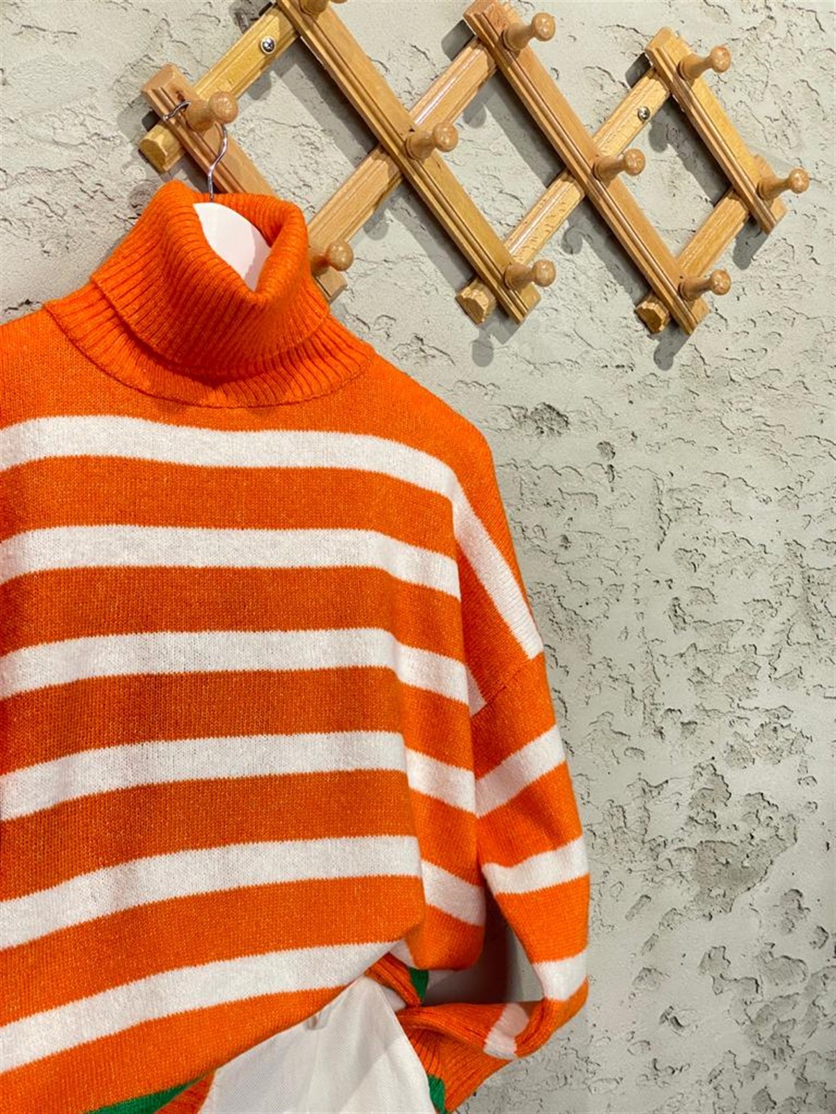 Yumoş Doku Boğazlı Çizgili Kazak (Oranj)