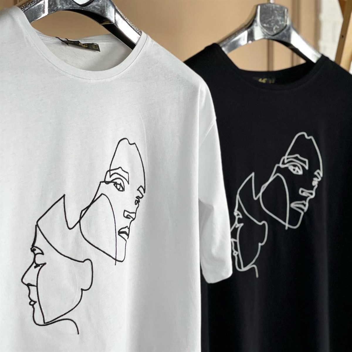 Yüz Nakış İşleme Detaylı Basic Tshirt (Siyah & Beyaz)