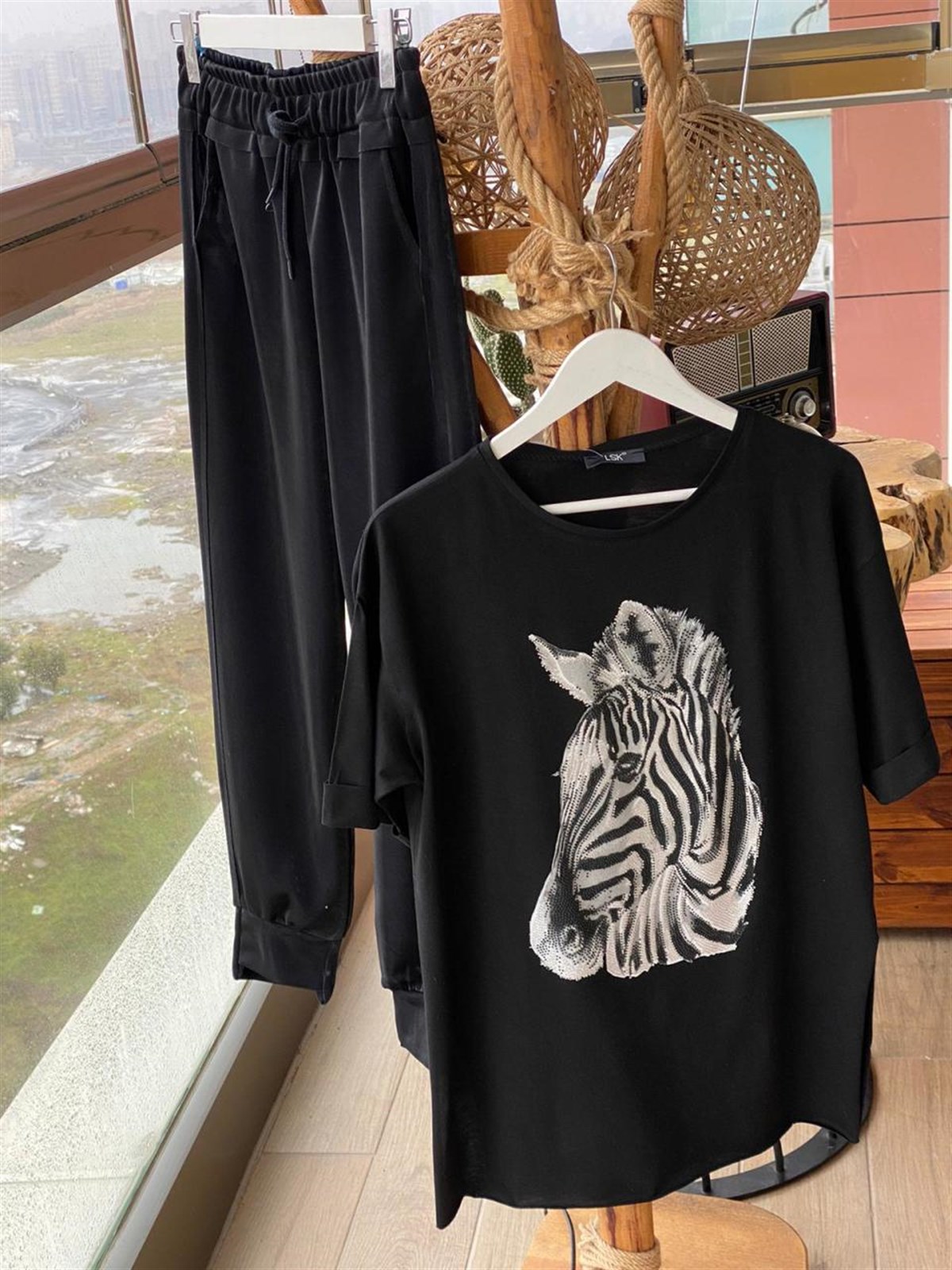 Zebra Baskı Üzerine Payet Taş İşçilikli Tshirt (SİYAH & BEYAZ)