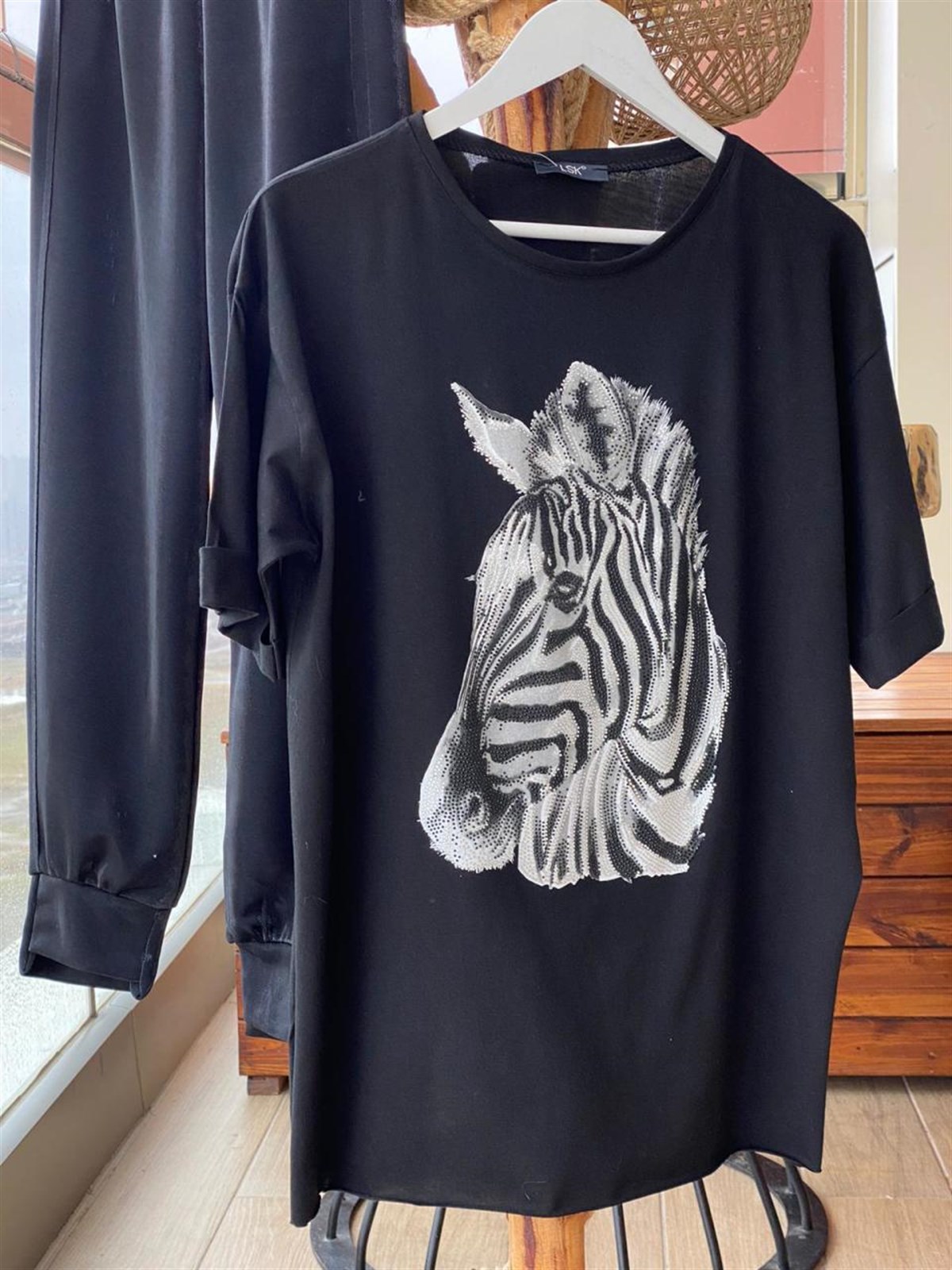 Zebra Baskı Üzerine Payet Taş İşçilikli Tshirt (SİYAH & BEYAZ)