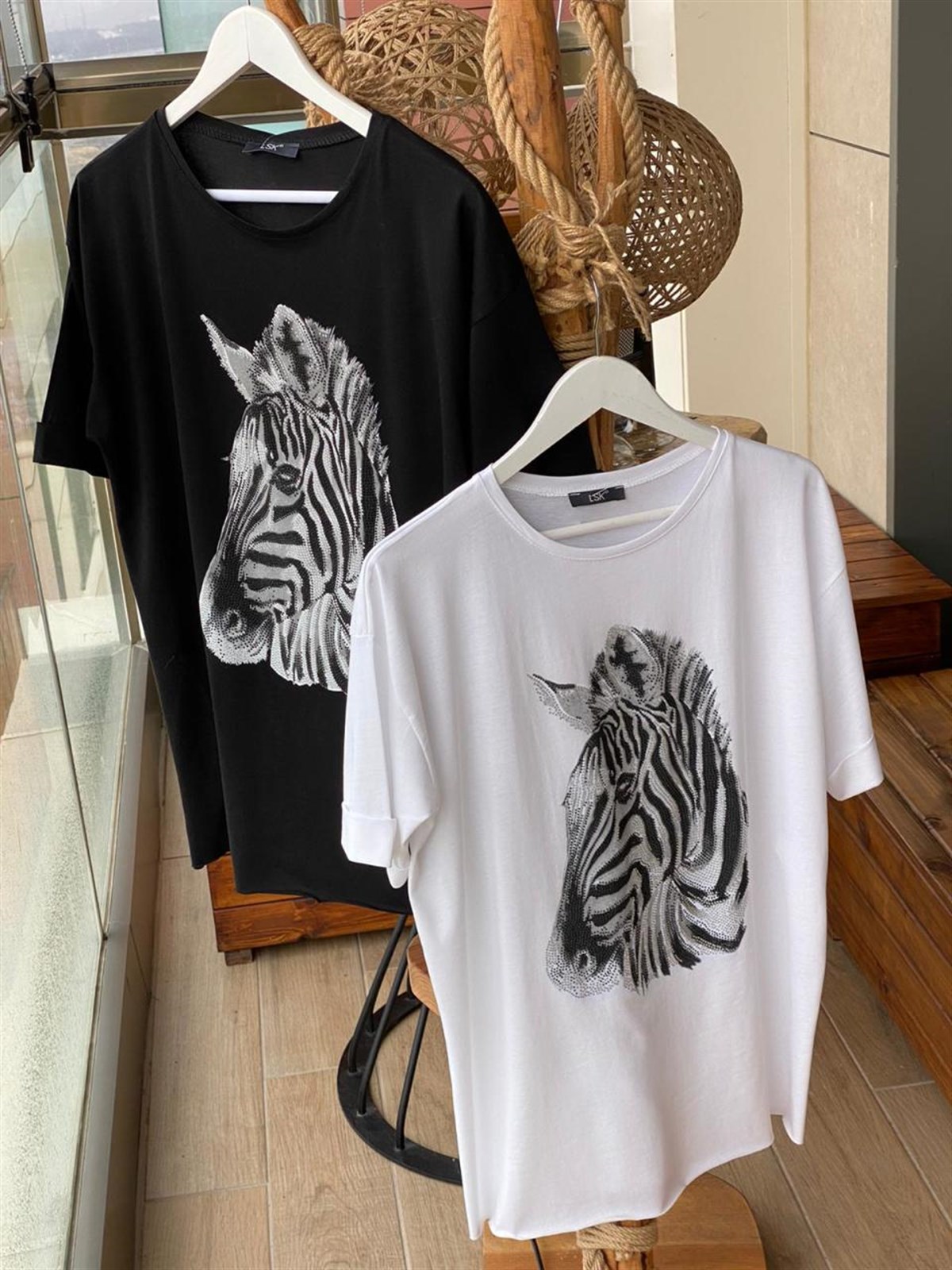 Zebra Baskı Üzerine Payet Taş İşçilikli Tshirt (SİYAH & BEYAZ)