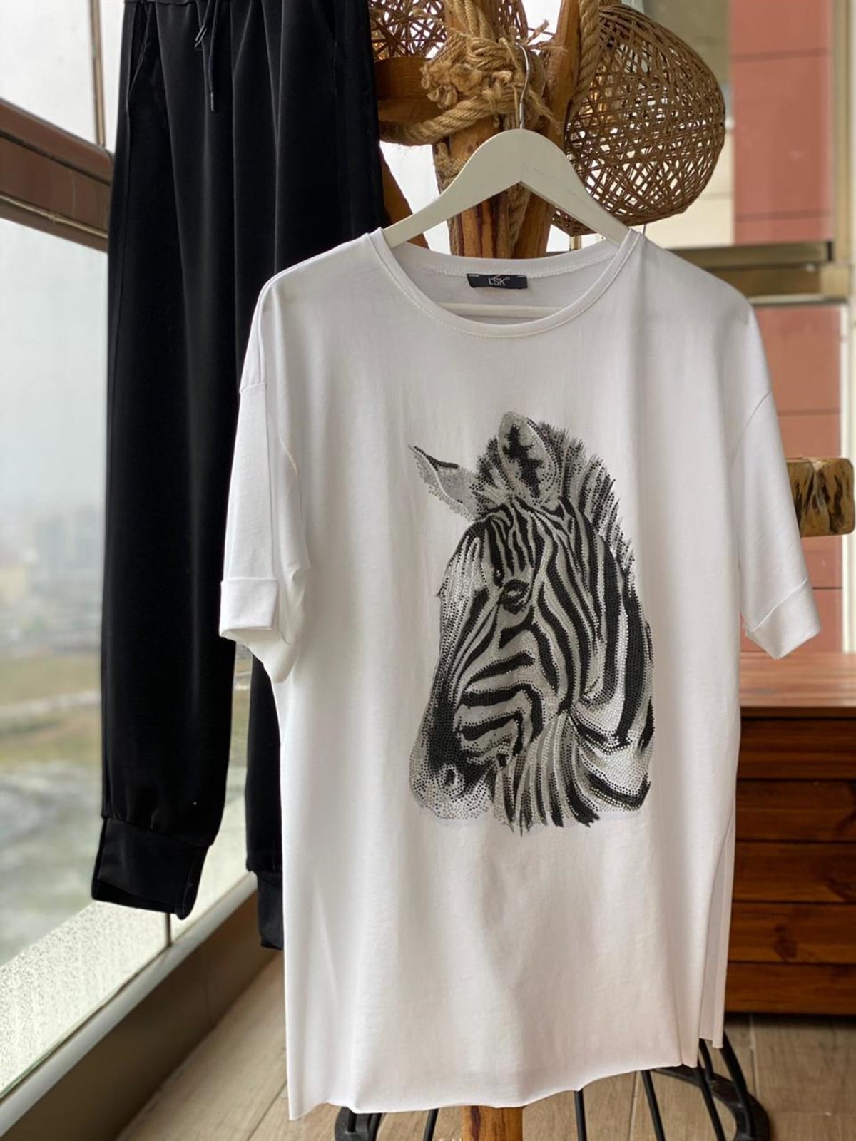 Zebra Baskı Üzerine Payet Taş İşçilikli Tshirt (SİYAH & BEYAZ)