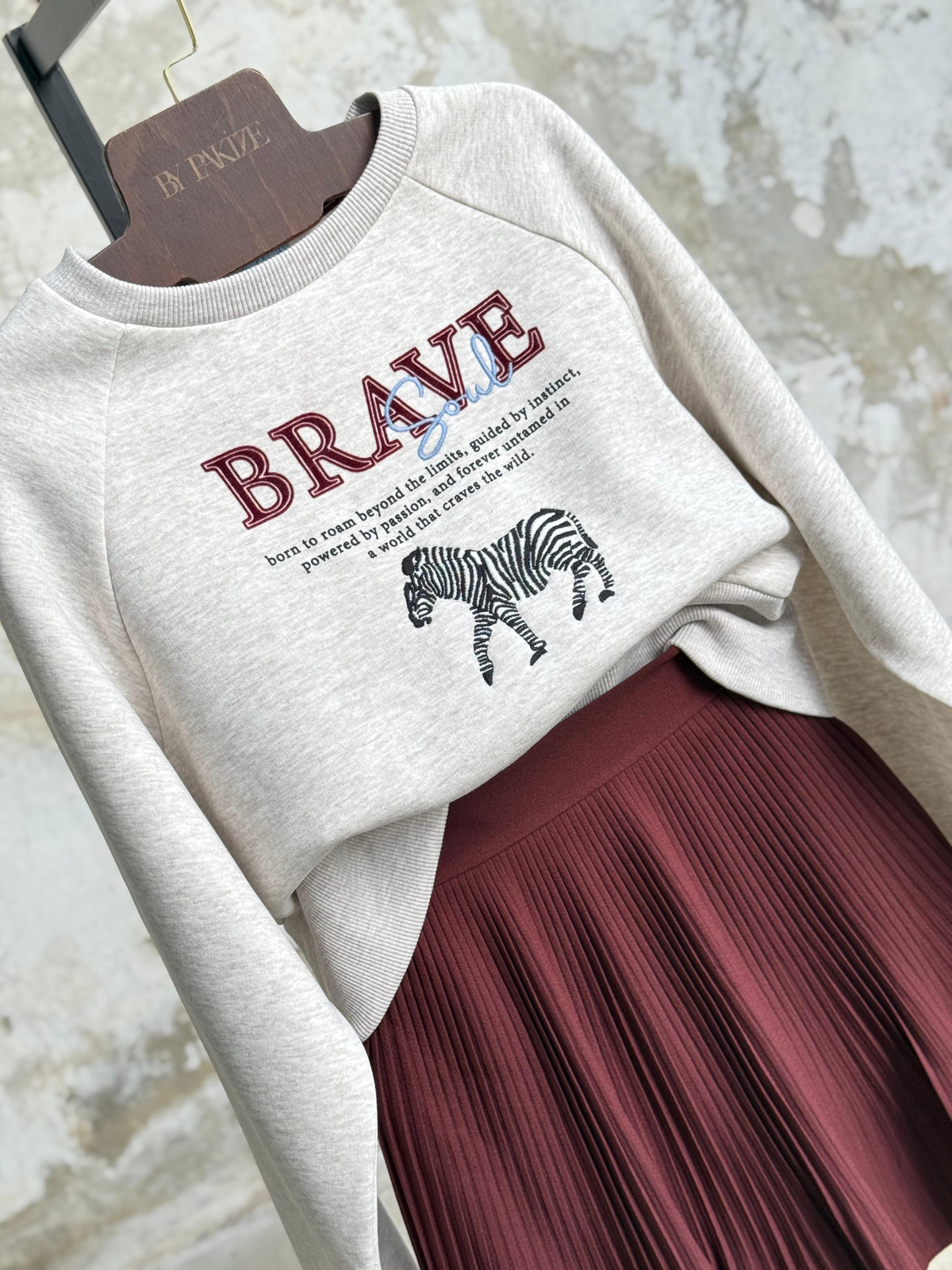 Zebra Nakışlı Sırtı Fermuarlı Sweatshirt (Bej)
