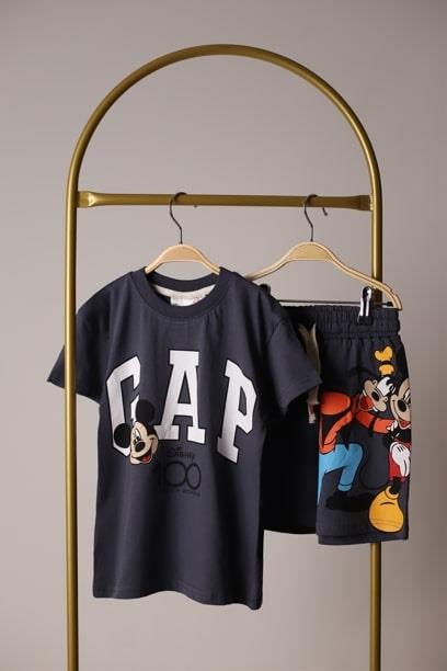 Mickey Ve Arkadaşları Sırt Baskılı Gap Şortlu Takım