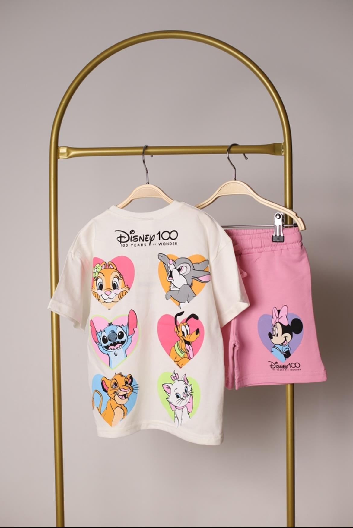 Minnie Ve Arkadaşları Sırt Baskılı Şortlu Takım