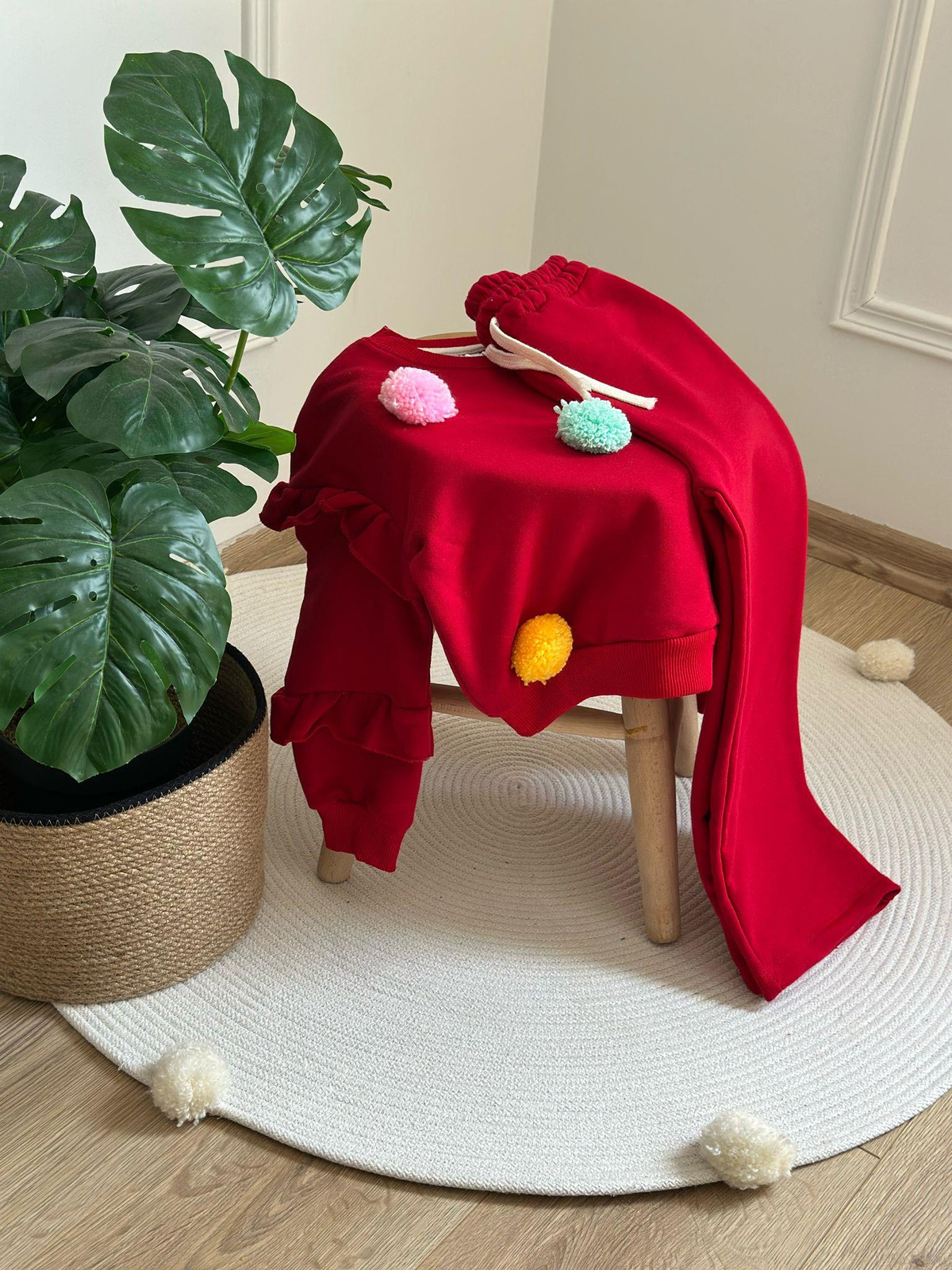 Renkli Ponpon Detaylı Eşofman Takımı