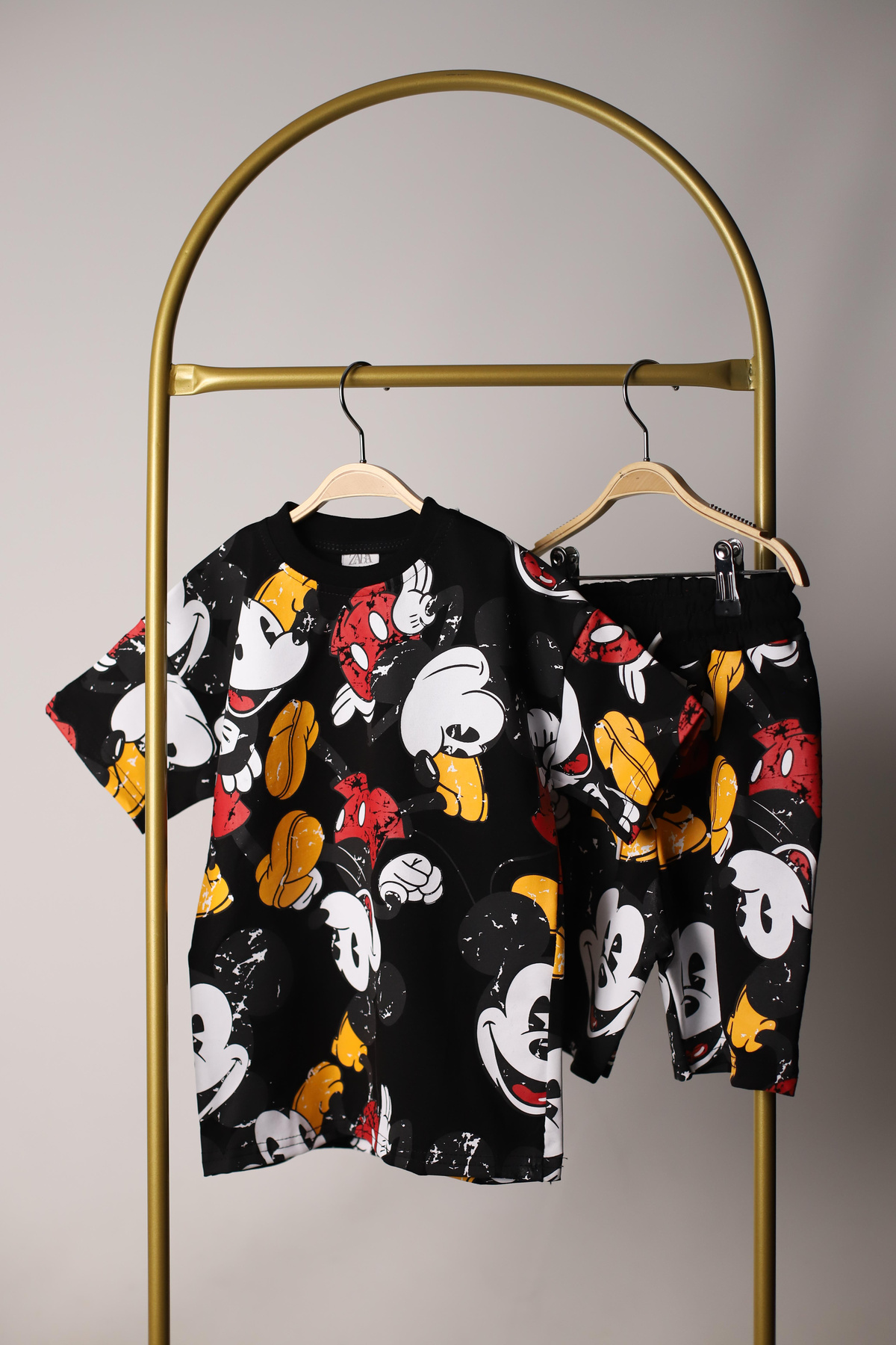 Siyah Üzeri Mickey Figür Baskılı Şortlu Takım