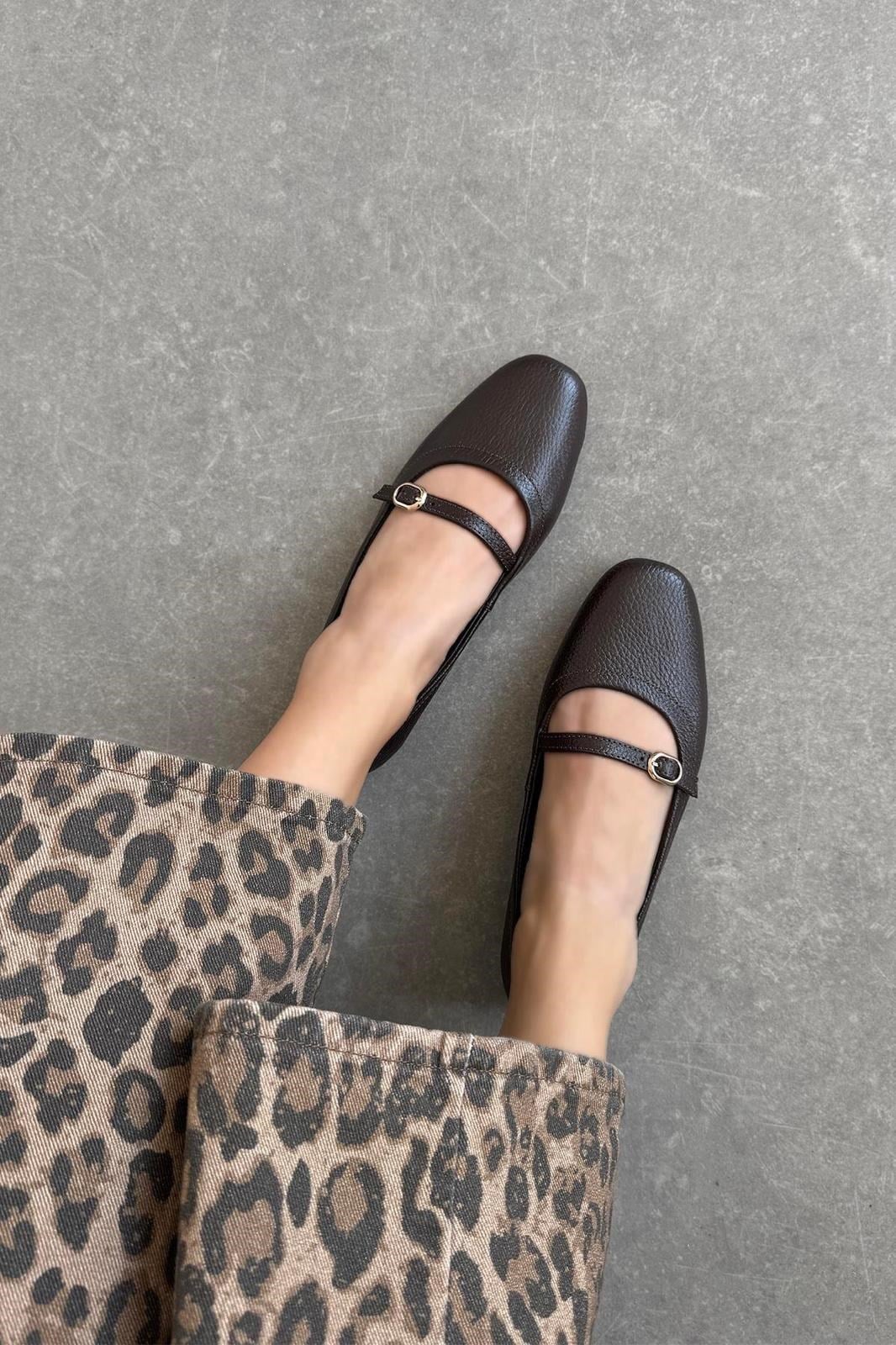 ELVA ÖN BANT DETAYLI HAKİKİ DERİ KADIN BABET KAHVE