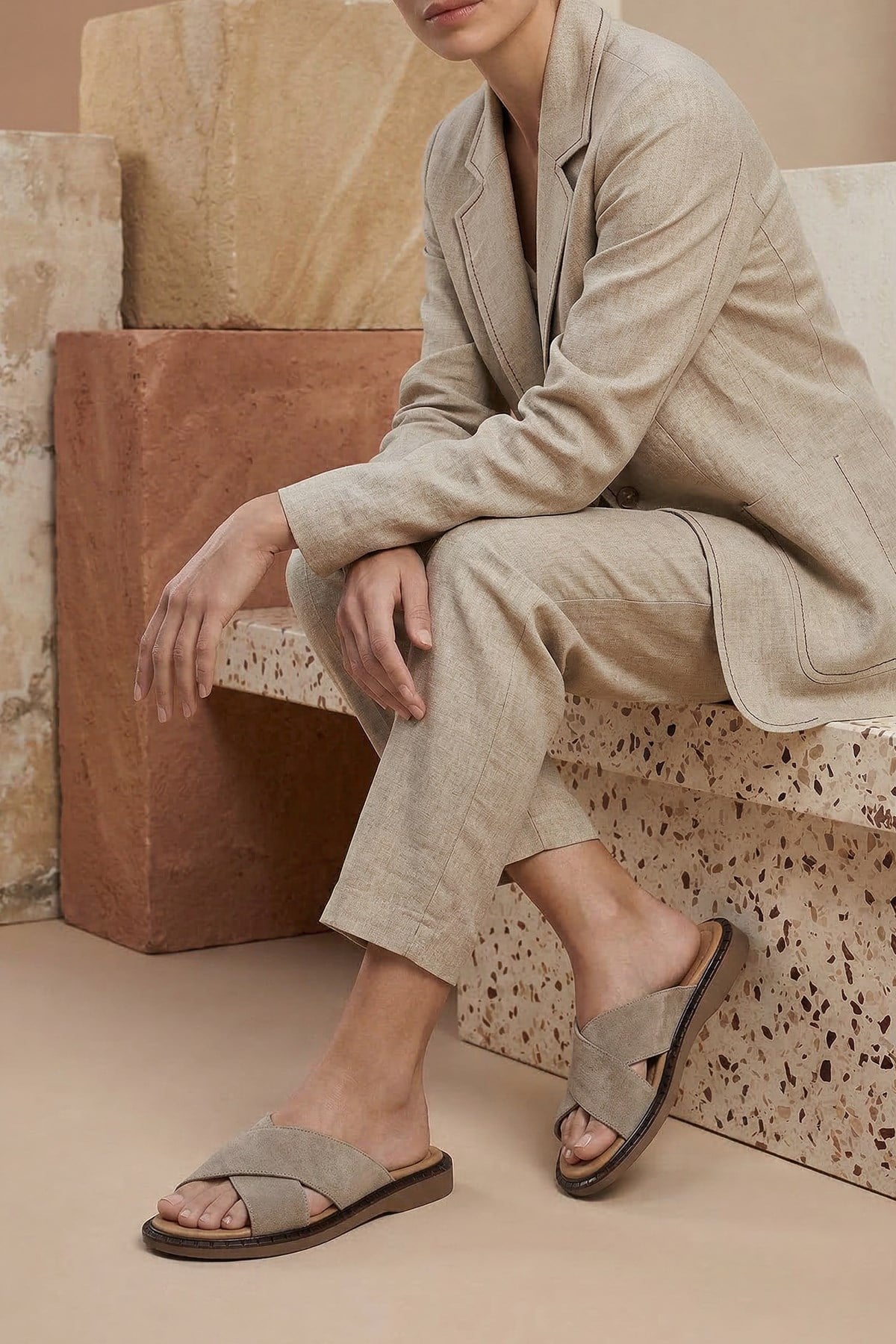 CARİSSA HAKİKİ DERİ ÇAPRAZ BANT DETAYLI KADIN TERLİK BEJ