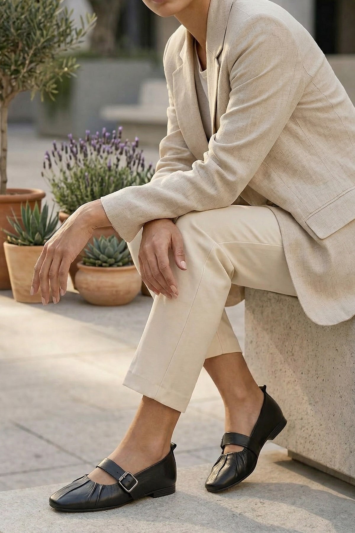 LEXY HAKİKİ DERİ TOKA VE BÜZGÜ DETAYLI KADIN BABET SİYAH