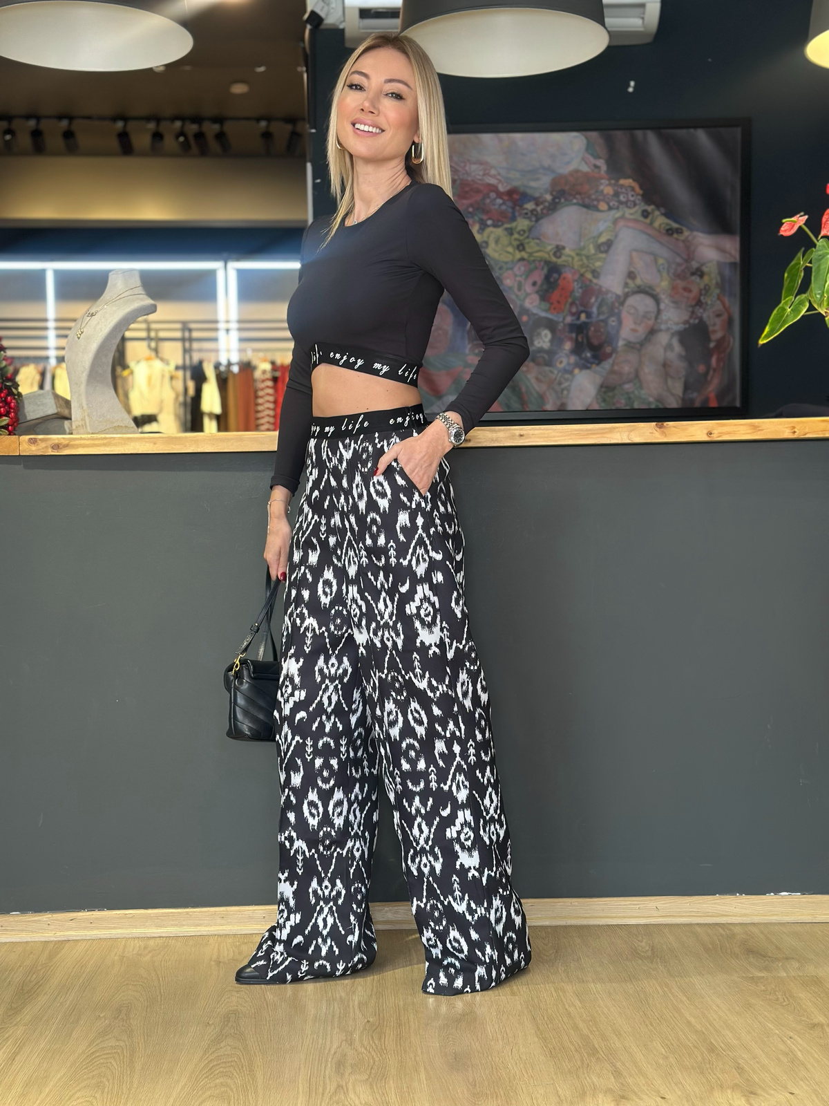 Bel Lastik Detaylı Siyah Bluz