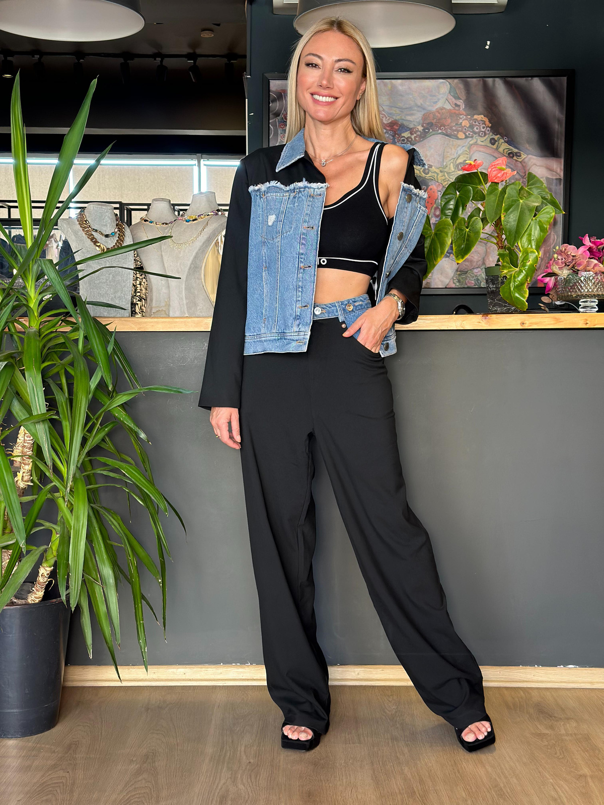 Denim Detaylı Siyah Pantolon