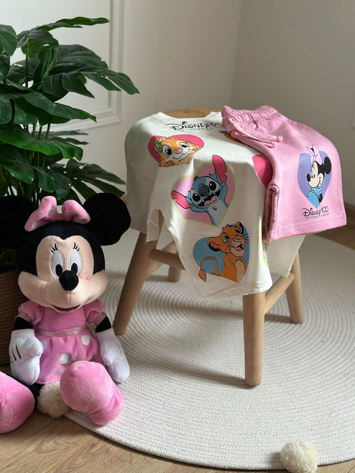 Minnie Ve Arkadaşları Sırt Baskılı Şortlu Takım